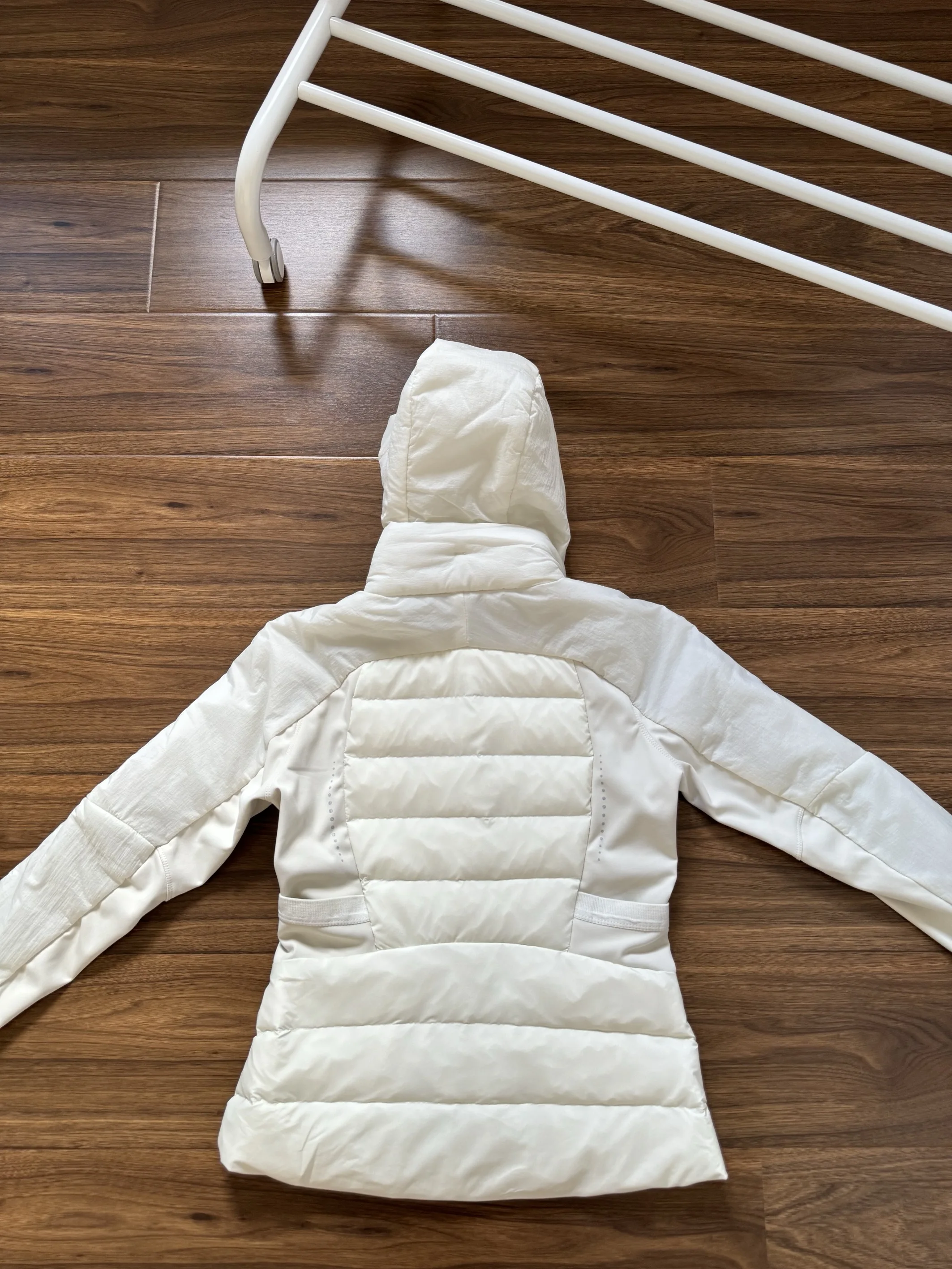 سترة نسائية حرارية خفيفة الوزن مع غطاء للرأس بقصة ضيقة للياقة البدنية واليوجا والجري والأنشطة الخارجية معزولة للرياح