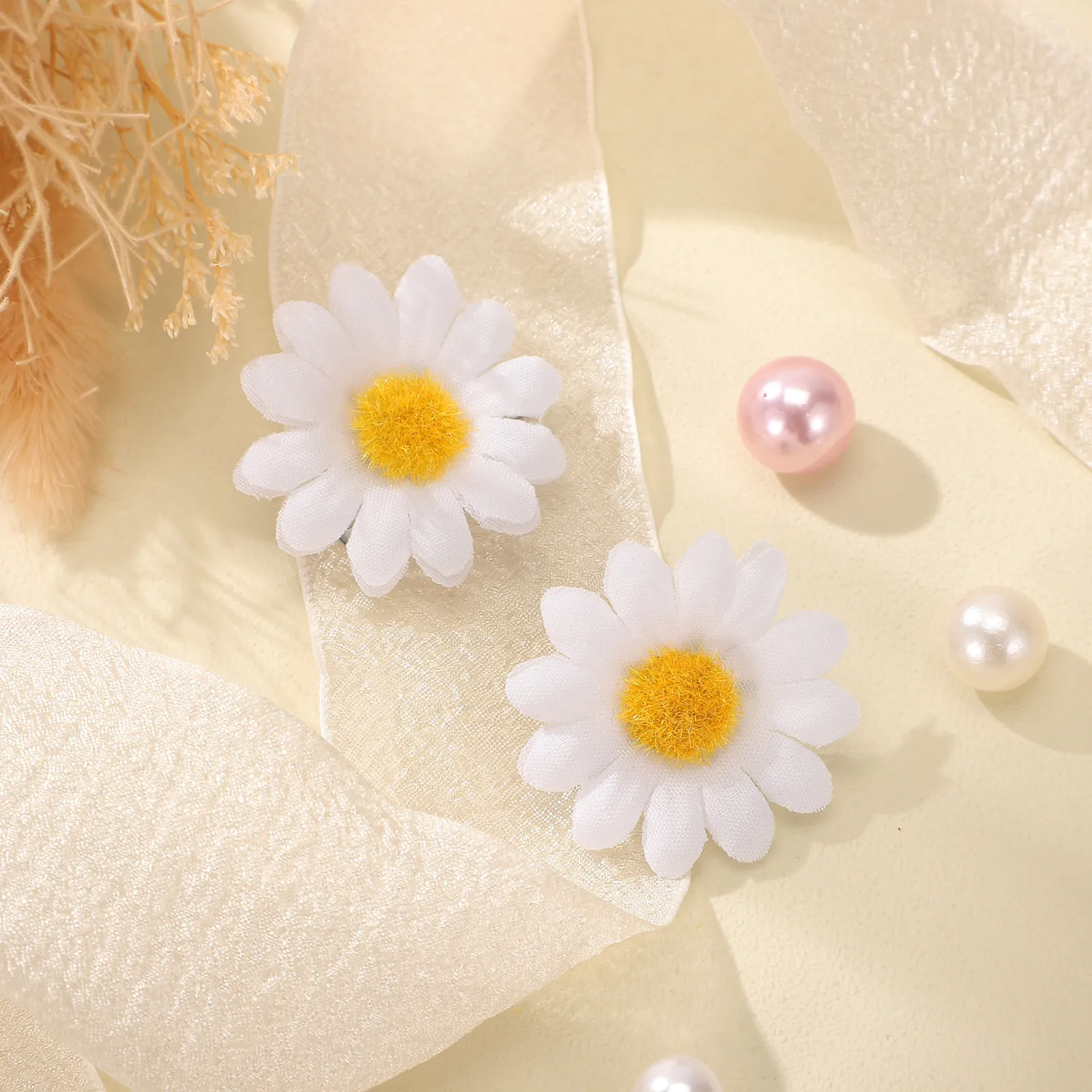 12Pcs Daisy Hair Clips White Simulation Flower Barrettes for Women Girls Party Wedding Daily Fashion Accessories