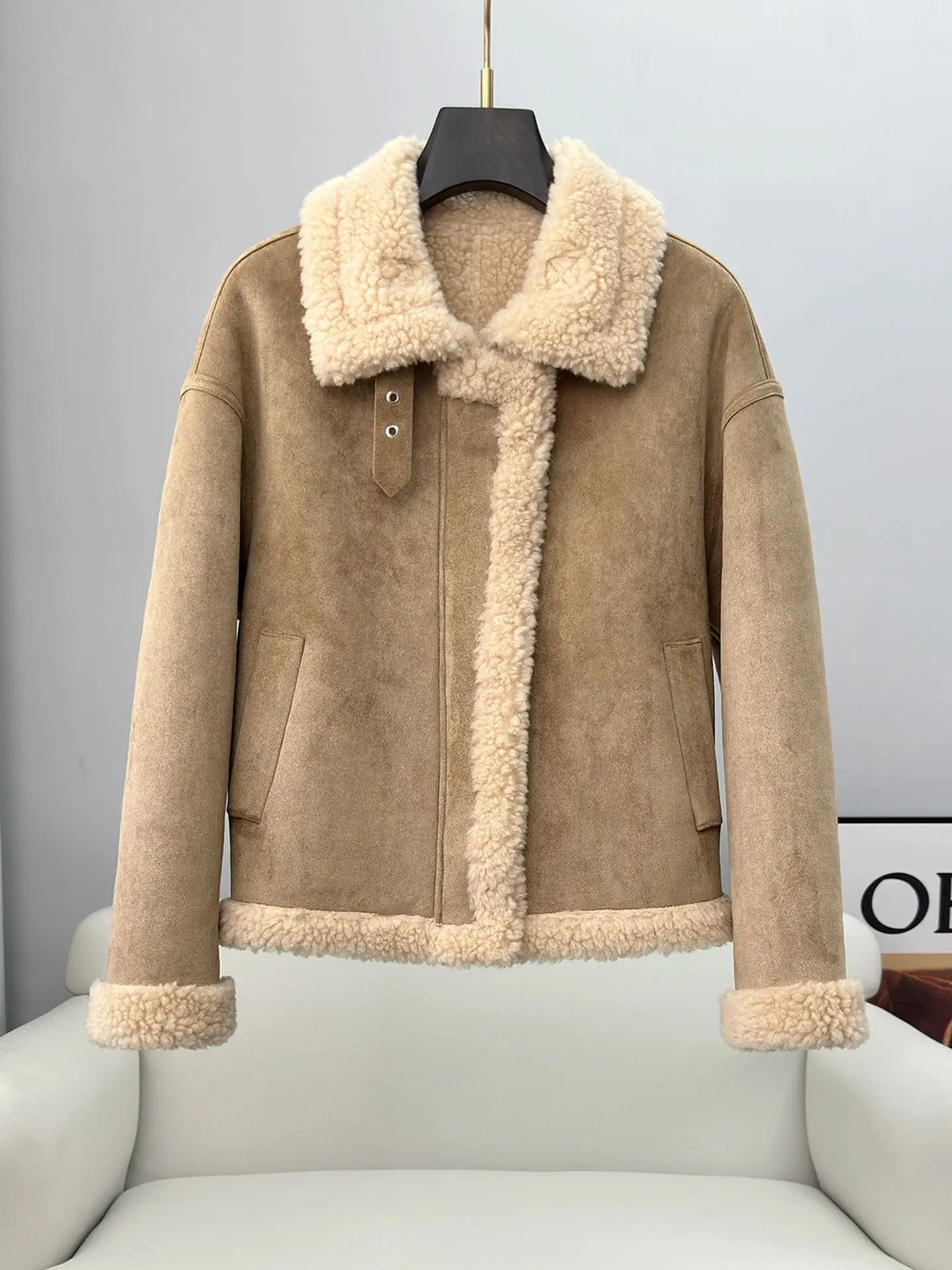 معطف فرو نسائي قصير وعصري من جلد الغنم للدراجات النارية