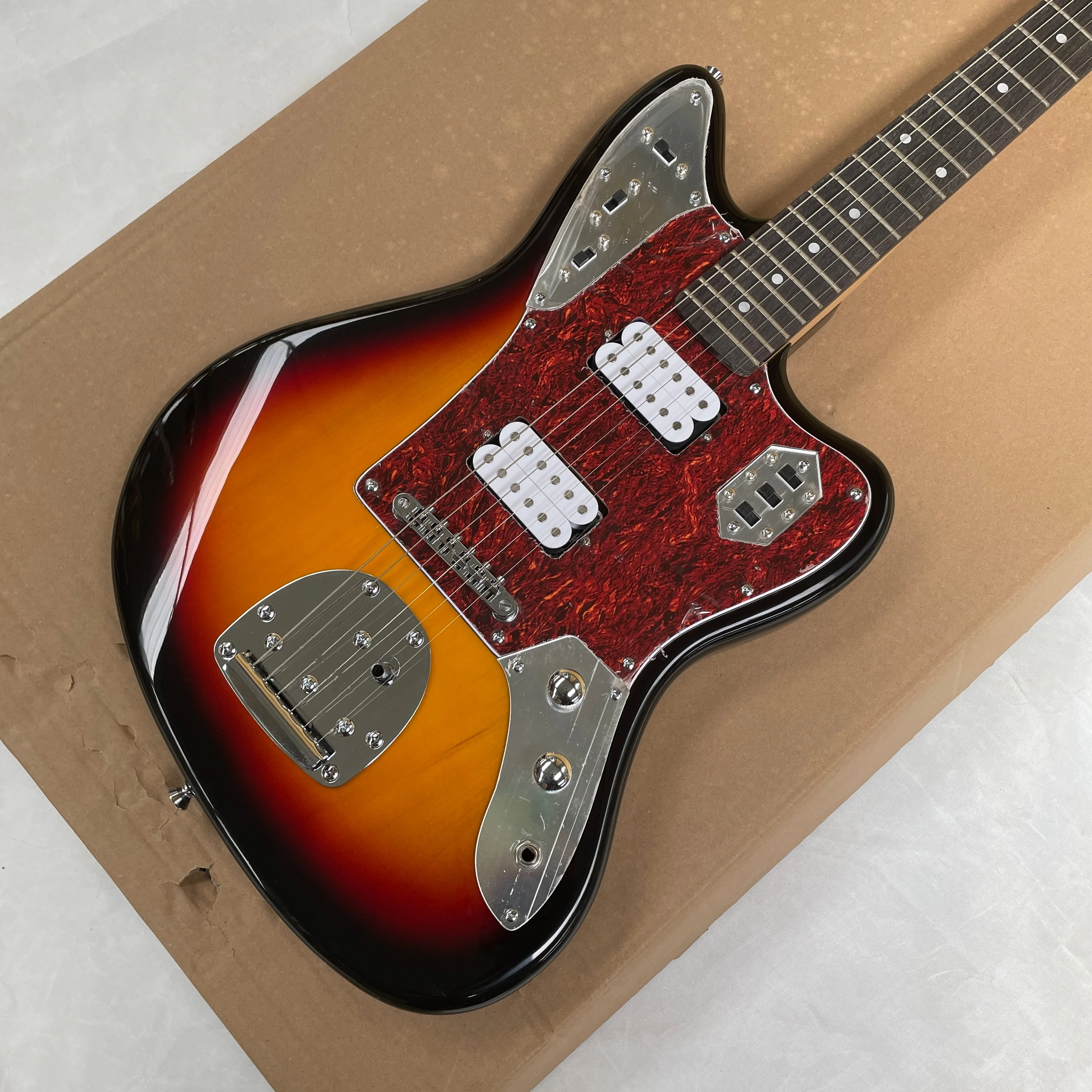 

Sunset color 6-string electric guitar with red tortoiseshell pickguard dual-coil pickups guitars.Warm vintage rock tone guitarra