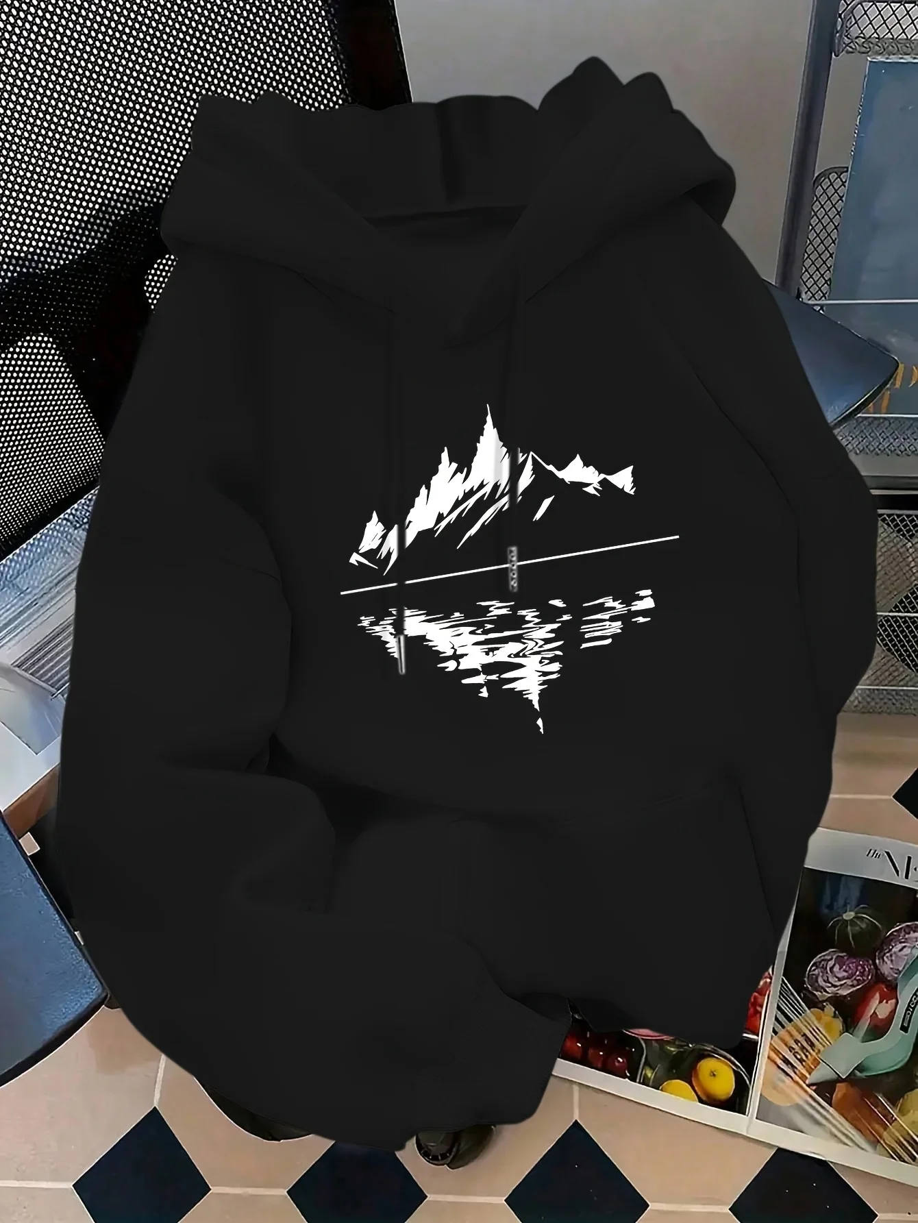 Sudadera Casual para Exteriores, Diseño Simple en Blanco y Negro con Estampado Gráfico de Montaña y Lago en el Pecho, Sudadera Unisex Holgada de Forro Polar