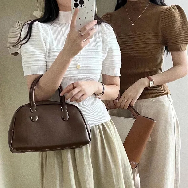 8047 Koronkowa Bluzka Letnia Nowa w Stylu Hong Kongu z Półgolfem, Bufiastymi Rękawami, Wycięciami i Efektem Wyszczuplającym w Talii, Dzianinowa z Krótkim Rękawem