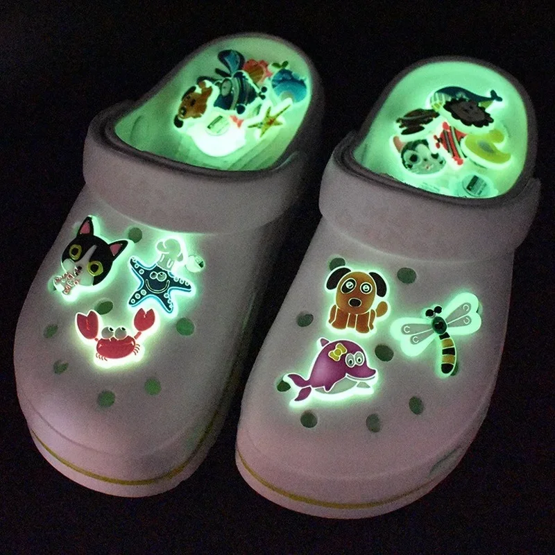 Hot 1 pz animali del fumetto ciondoli per scarpe in PVC fai da te Luminous Shoe aceessori Fit Croc zoccoli fibbia decorazioni bambini regali di