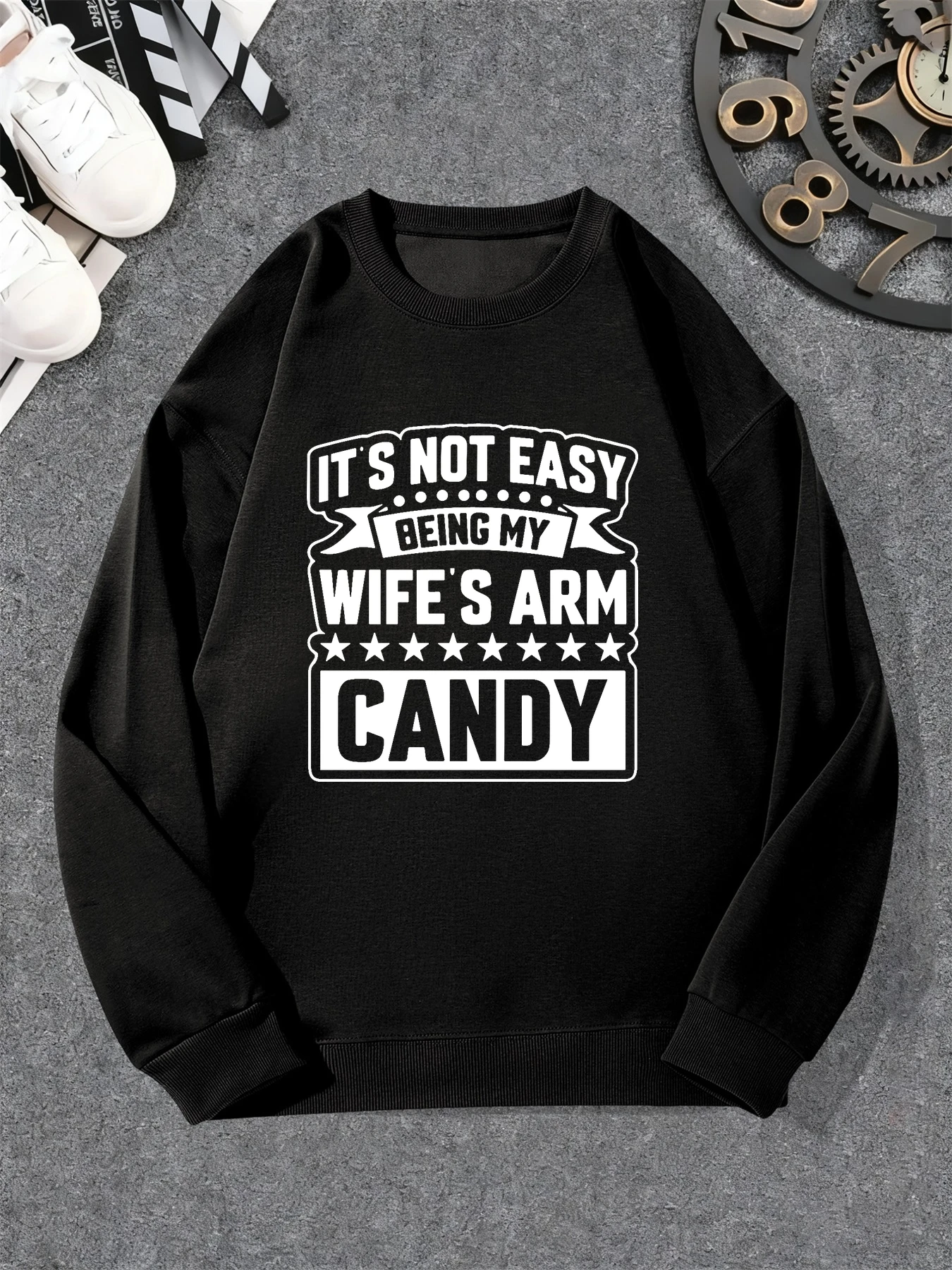 

Повседневный свитер с круглым вырезом IT'S NOT EASY BEING MY WIFE'S ARM CANDY с узором
