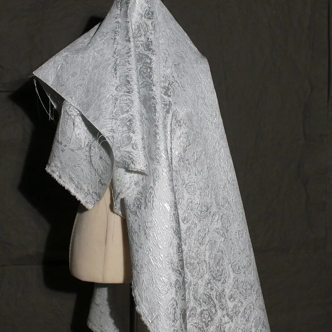 Tessuto jacquard bianco e argento tridimensionale creativo di fascia alta, abito Hanfu in stile nazionale, tessuto di abbigliamento firmato