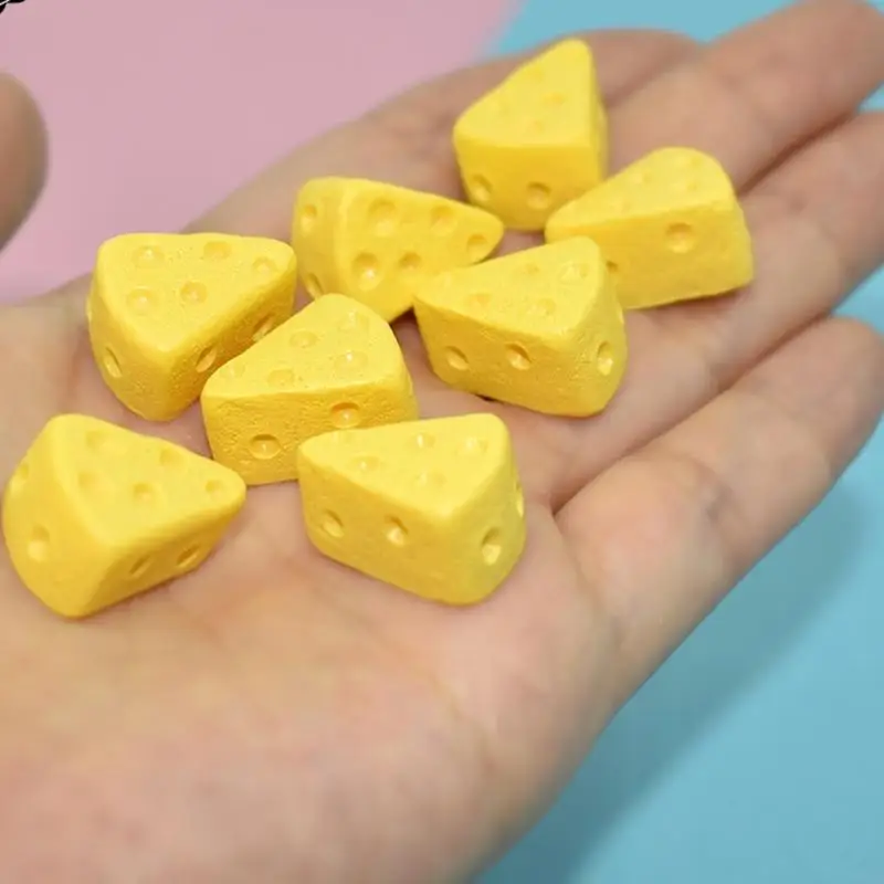 Realistyczny miniaturowy trójkątny sernik zagraj w jedzenie figurka zabawkowy Model z żywicy dla akcesoria do domu dla lalek ról