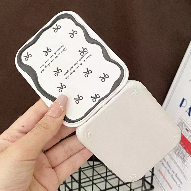 مرآة مكياج على شكل فيونكة لطيفة قابلة للطي على شكل فيونكة مع مشط محمول ومبتكر للنساء والفتيات #4