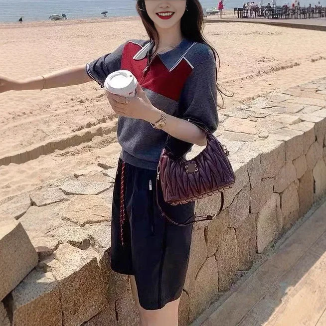 تي شيرت Miu System International Student عالي الجودة من الصوف الحريري للنساء، بياقة قلابة عصرية وأكمام عادية #1