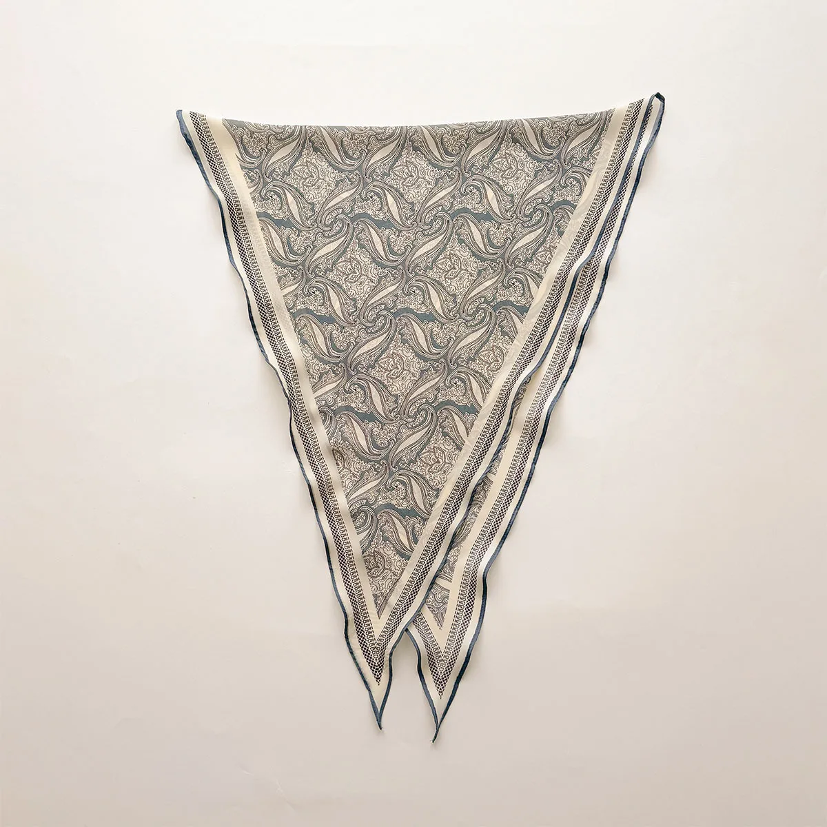 Luxuriöser diamantförmiger Schal für Damen, weicher Satin, Seidenimitat, Schals, Bandanas, Hijab, Halstuch, eleganter Cashew-Schal – Detail 7