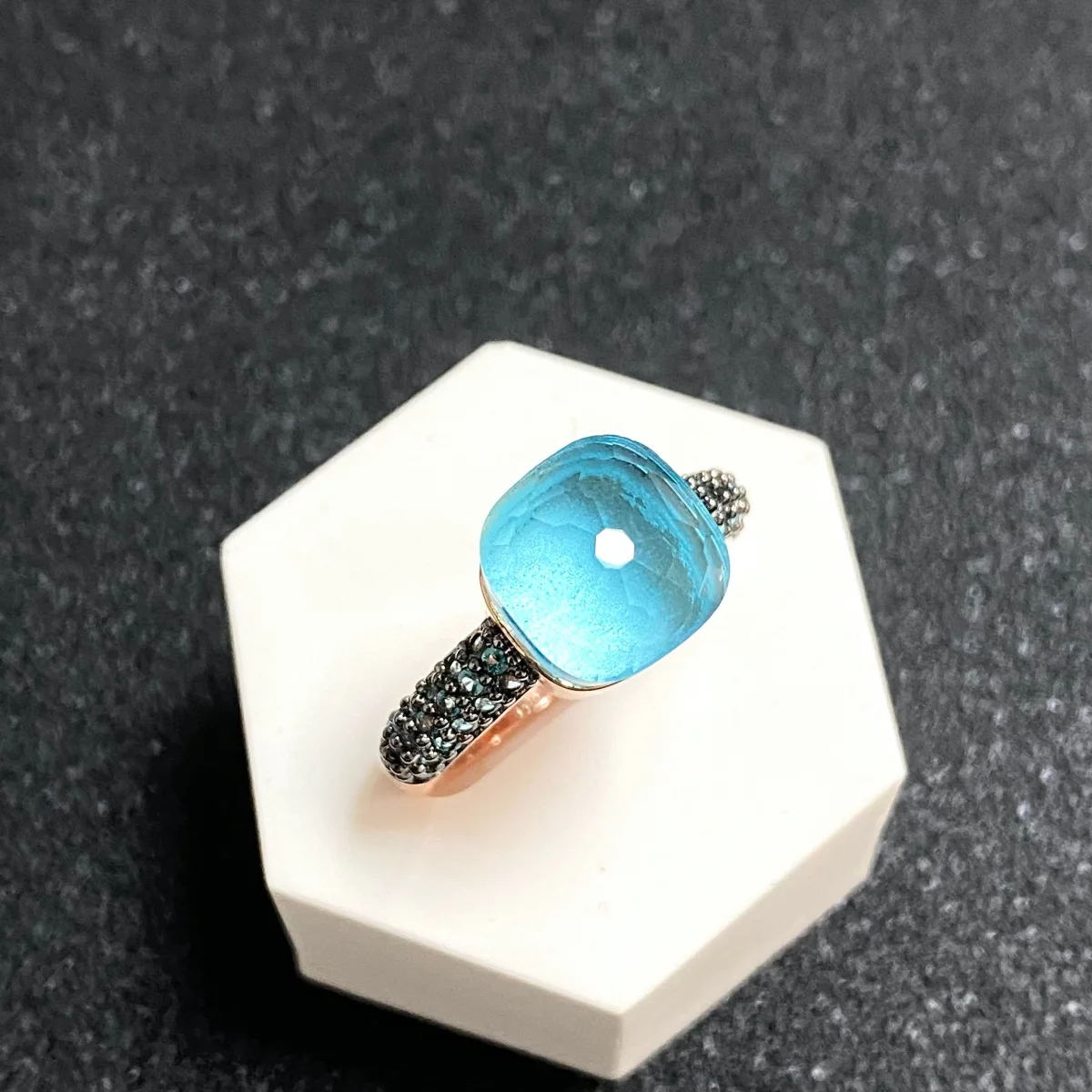 10.6mm Classic Ring Inlay Blue Topaz Zircon Black Gun Plated Candy Crystal Ring for Women Rose Gold Plated Fashion Jewelry