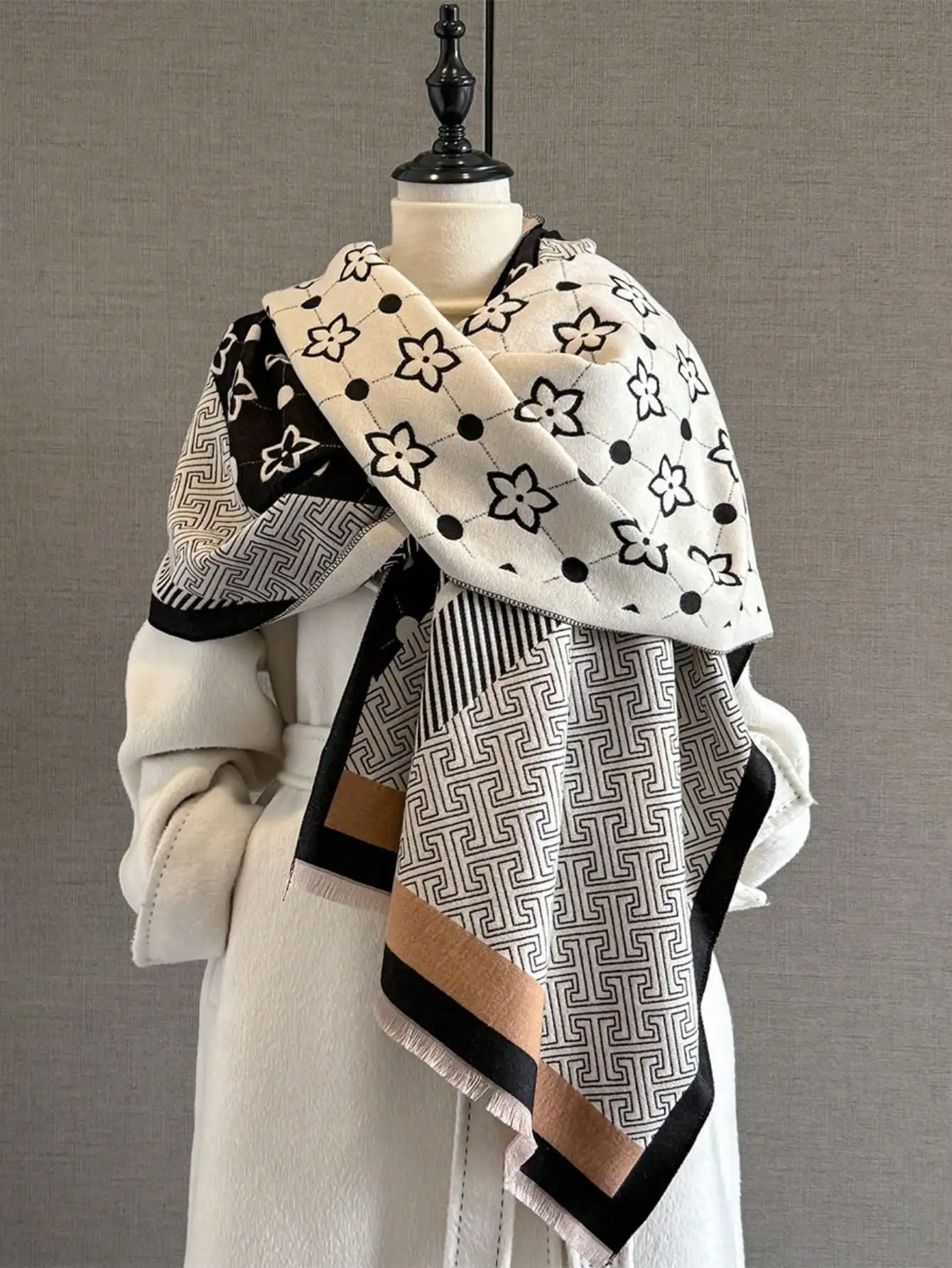 

1pc Women's Elegant Clover Jacquard Scarf - Warm Fashionable, For AC Rooms/Autumn/Winter Dressing