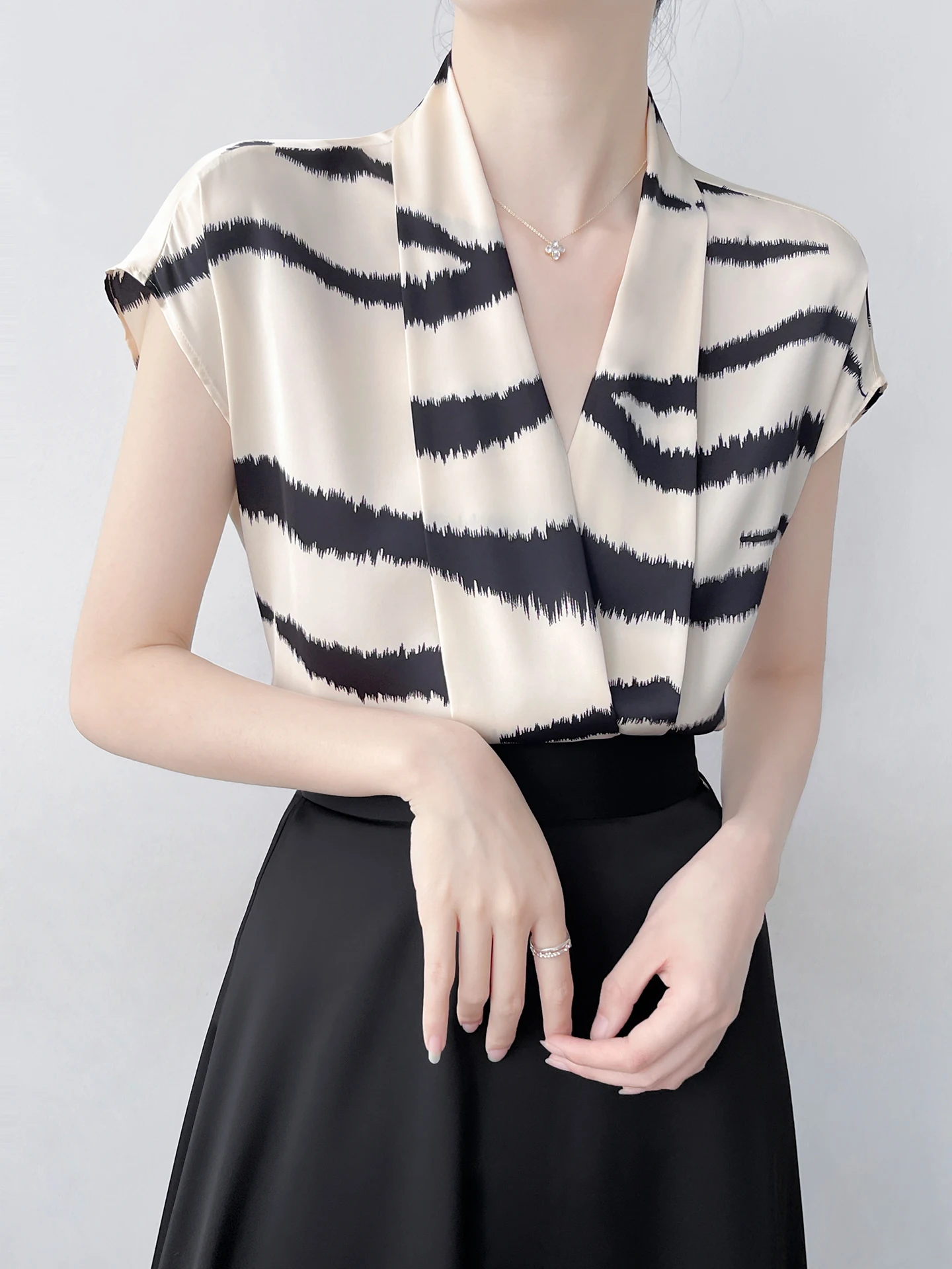 

Корейская женская летняя легкая блузка с V-образным вырезом, приталенного кроя, с коротким рукавом, в полоску, из полиэстера, атласная, универсальная, для повседневной носки