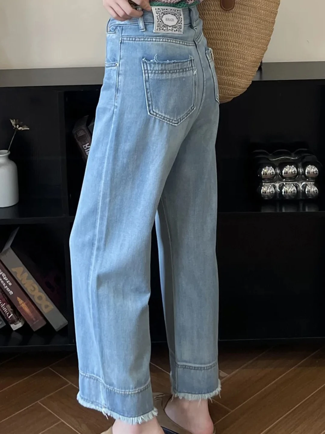 Lässige High-Waist-Jeans mit weitem Bein für Damen, hellblaue, gerade geschnittene Hose mit schlankmachendem Effekt, neun Punkte lang, mit ausgefranstem Saum, Sommer-Stil