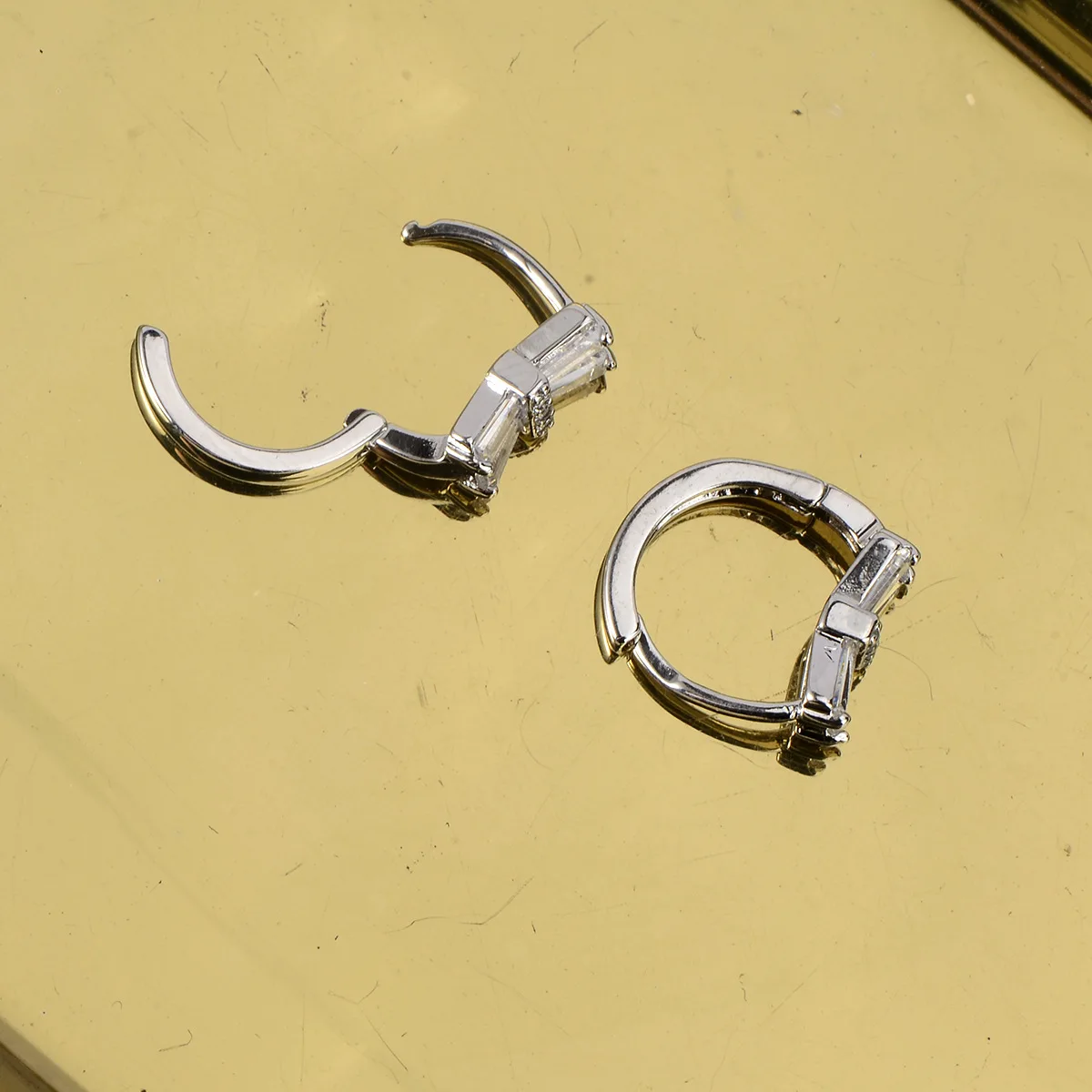 Zircon bow ear buckles are small and exquisite. In 2023, the new daily earrings temperament is a hot seller, and one piece is se