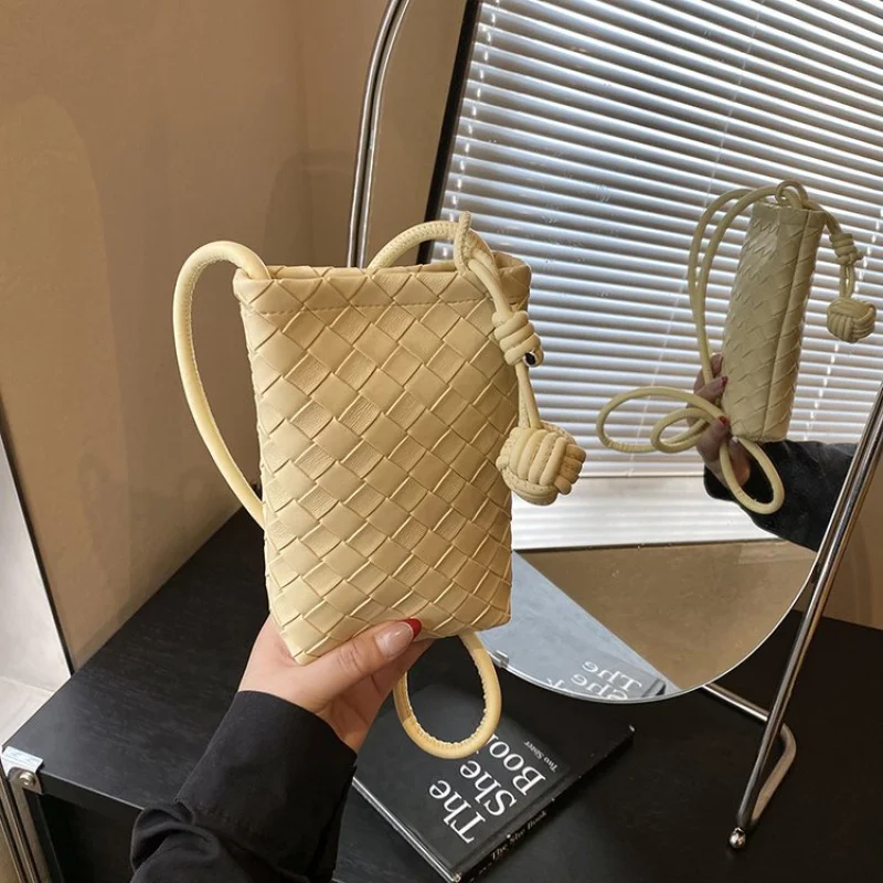 

Trendy Transparent Shoulder Bag For Women With Colorful Leather Handles For A Modern And Playful Summer Look