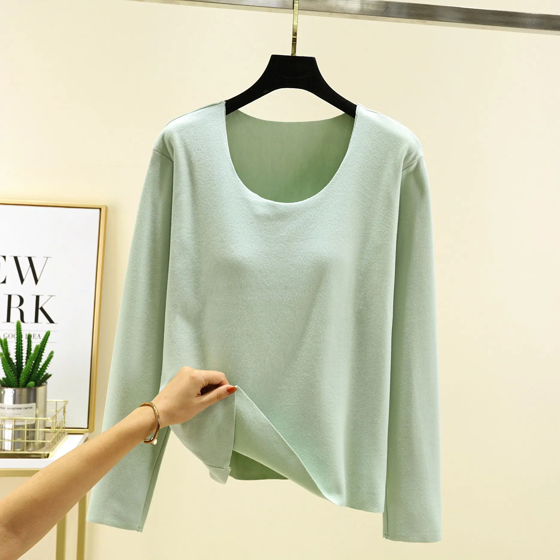 De Rong Chest Cushion Round Neck Long Sleeve Warm Bottom Shirt Women's Autumn and Winter New Solid Color Plush Slim Fit T-shirt image 5