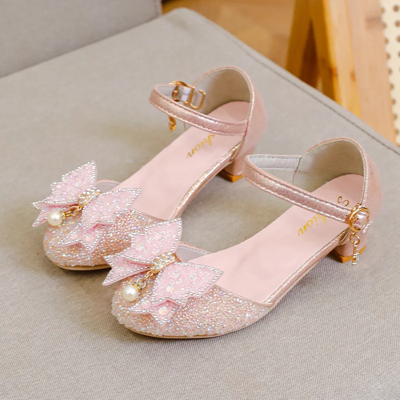 

Новые туфли с кристаллами для девочек, детские туфли на высоком каблуке, студенческая обувь принцессы для выступлений на сцене, модные детские сандалии с бантом и стразами