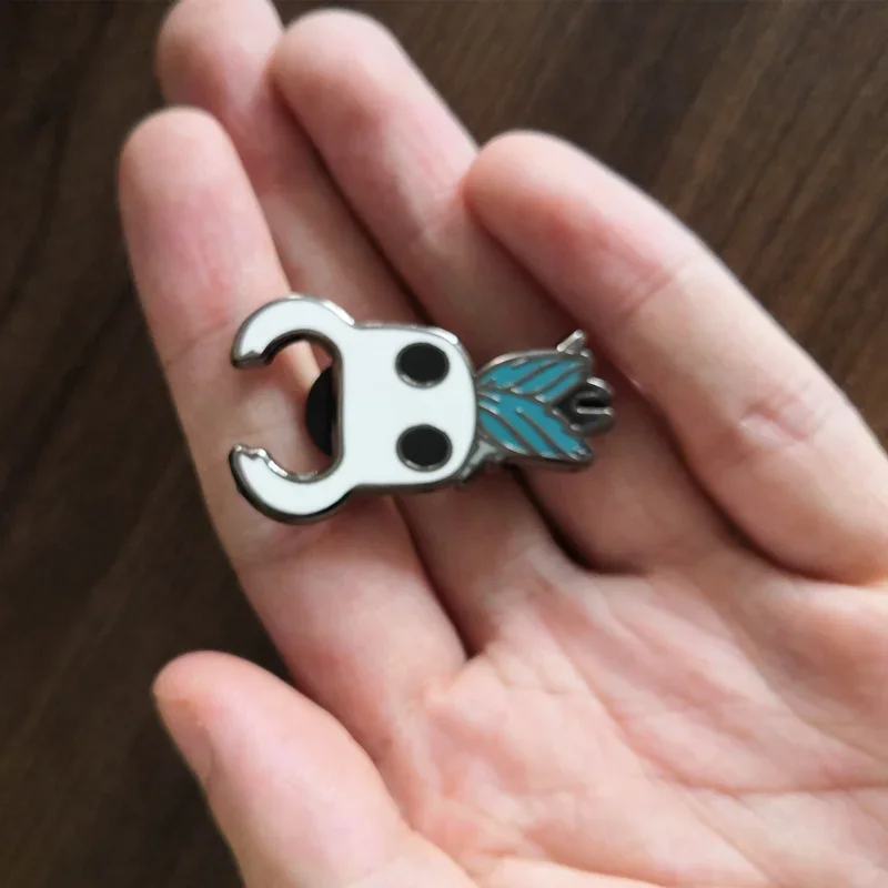 เข็มกลัดโลหะสำหรับติดเสื้อคอสเพลย์ลายขูดเลือดเข็มกลัดคอสเพลย์ลายอัศวินลายฉลุเกม2024ใหม่