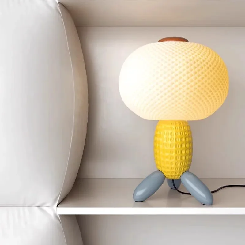 GHJUYIOL Table lamp, Bauhaus creative bedroom, bedside lamp, high-end feel, internet celebrity, macaron, living room edge table,