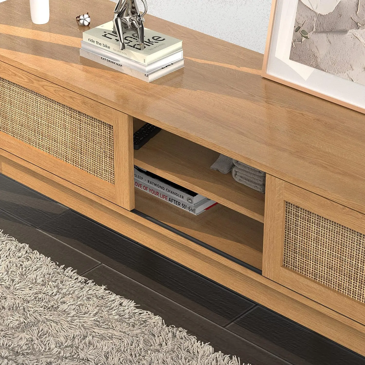 حامل تلفزيون Xilingol مع أبواب منزلق من الروطان، حامل تلفزيون منخفض المستوى لأجهزة التلفاز حتى 65 بوصة، بيت المزرعة الحديث بوهو