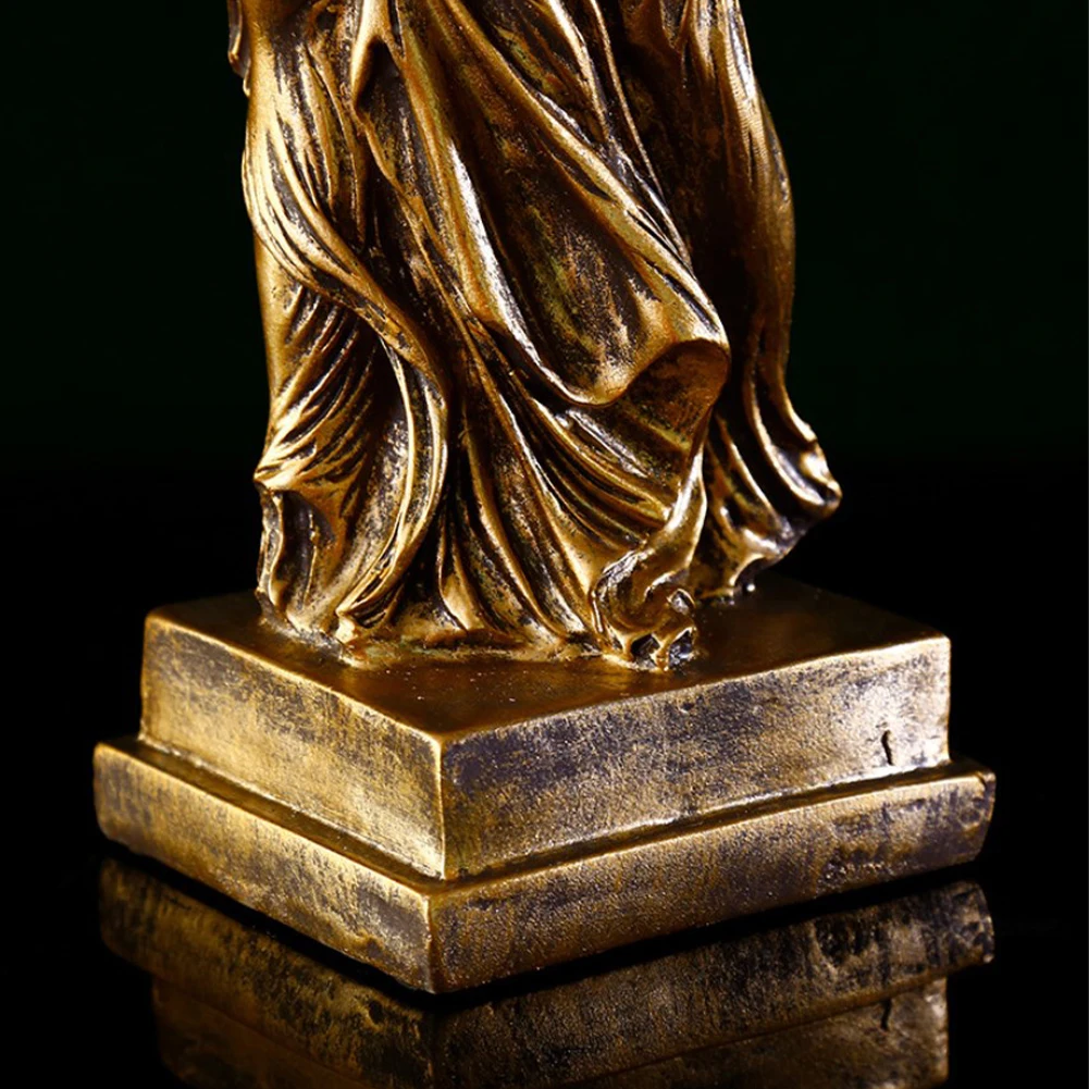 

Настольное украшение из смолы: Скульптура «Крылатая статуя победы Самотрацской» с акцентом на крылья и символизм