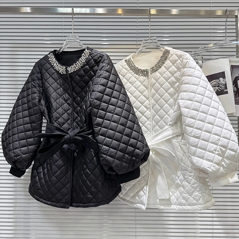 2025 شتاء جديد الماس شبكة نمط ضغط القطن الخصر الدانتيل متابعة سترة قطن فضفاضة المرأة المتخصصة تصميم فريد الشعور معطف
