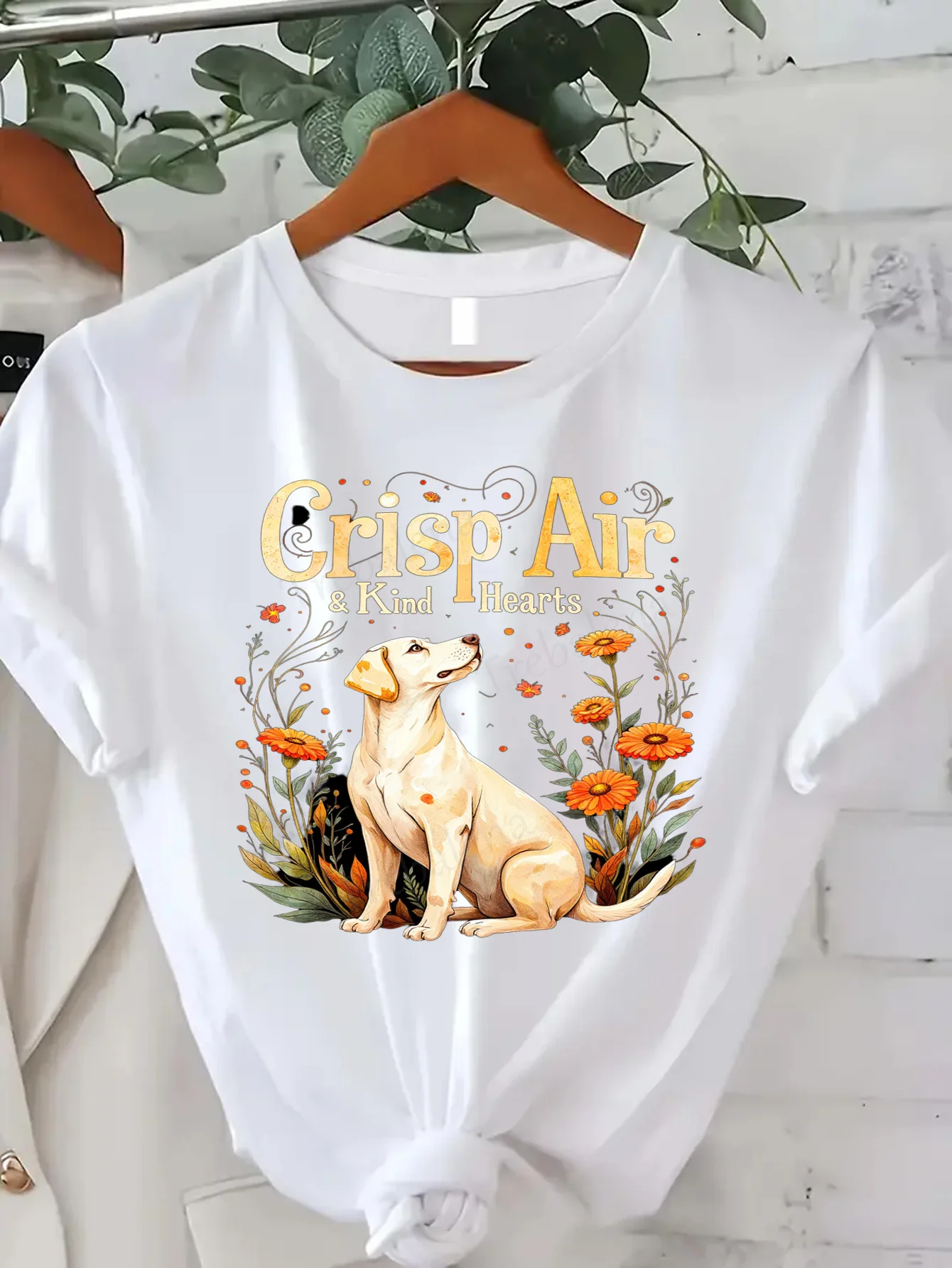 

Удобная женская футболка с принтом «Хрусткое воздух и добрые сердечки: женская футболка с милым собачьим цветочным принтом»