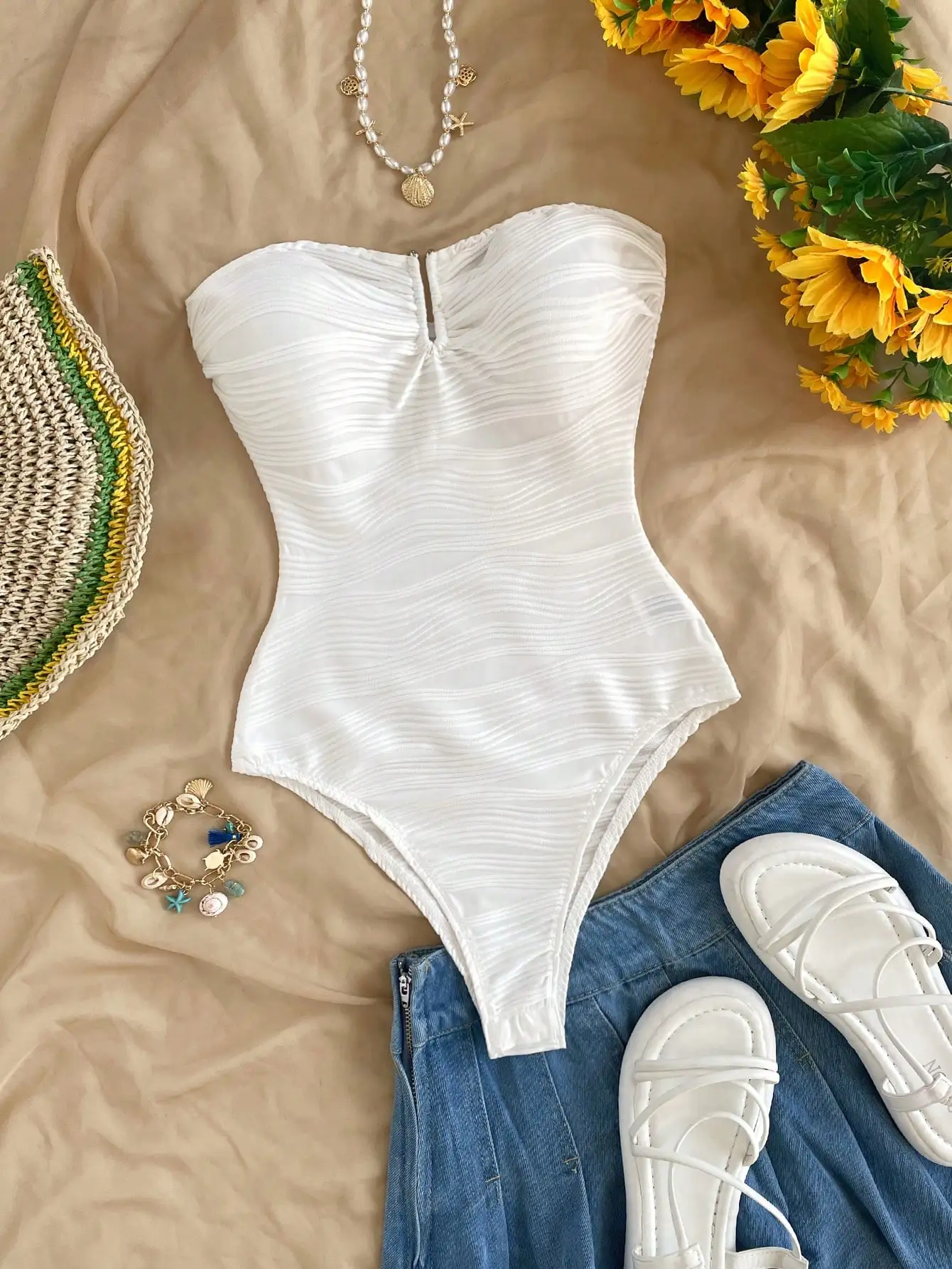 

Белое текстурированное боди без бретелек с драпировкой для пляжного отдыха