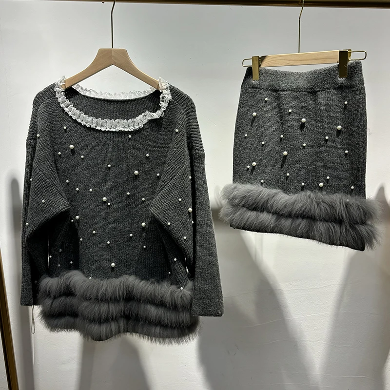 เสื้อสเวตเตอร์ไหมพรมสองชิ้นประดับลูกปัดสำหรับผู้หญิง ฤดูหนาว ปี 2025 พร้อมกระโปรงและเสื้อคลุมขนสุนัขจิ้งจอกแท้สำหรับฤดูใบไม้ร่วง