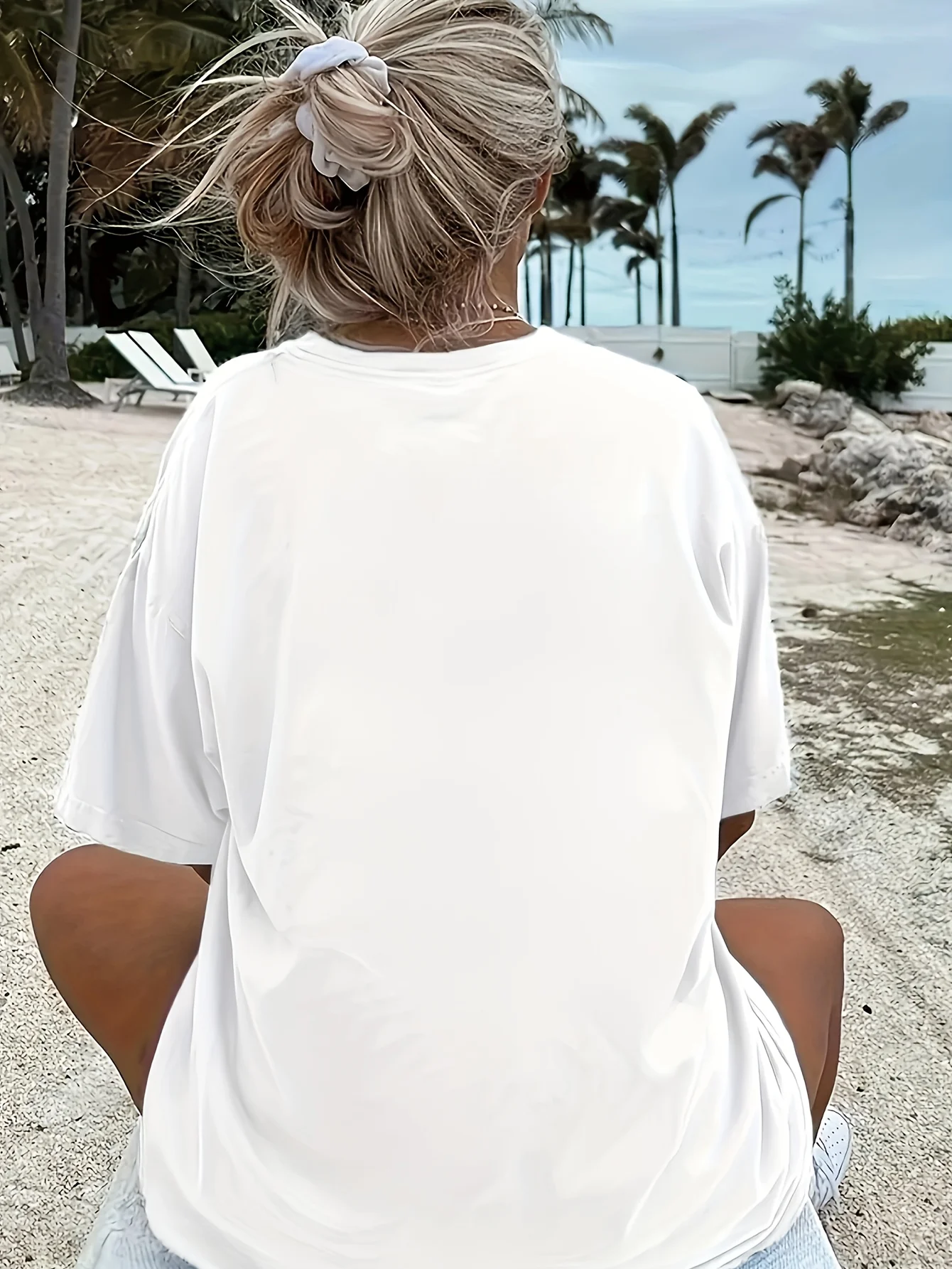 Camiseta gráfica extragrande para mujer: diseño abstracto de arte en la línea y bloques de color, 95% poliéster, 5% mezcla de spandex