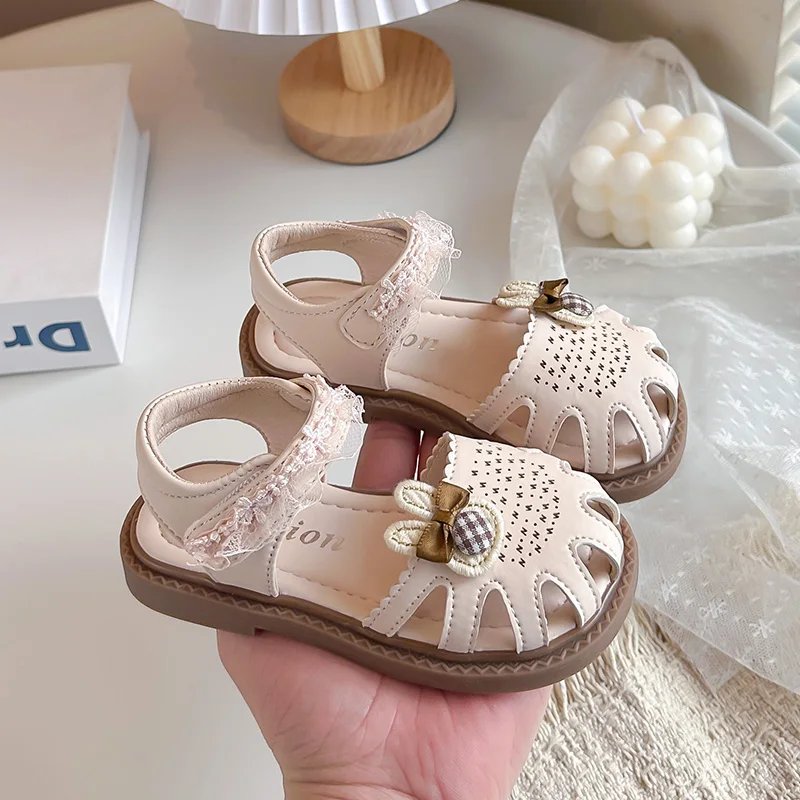 

Детская повседневная обувь, сандалии из искусственной кожи, летняя обувь для девочек, противоскользящие белые, розовые туфли в стиле Лолита с вырезами, размеры 22-31