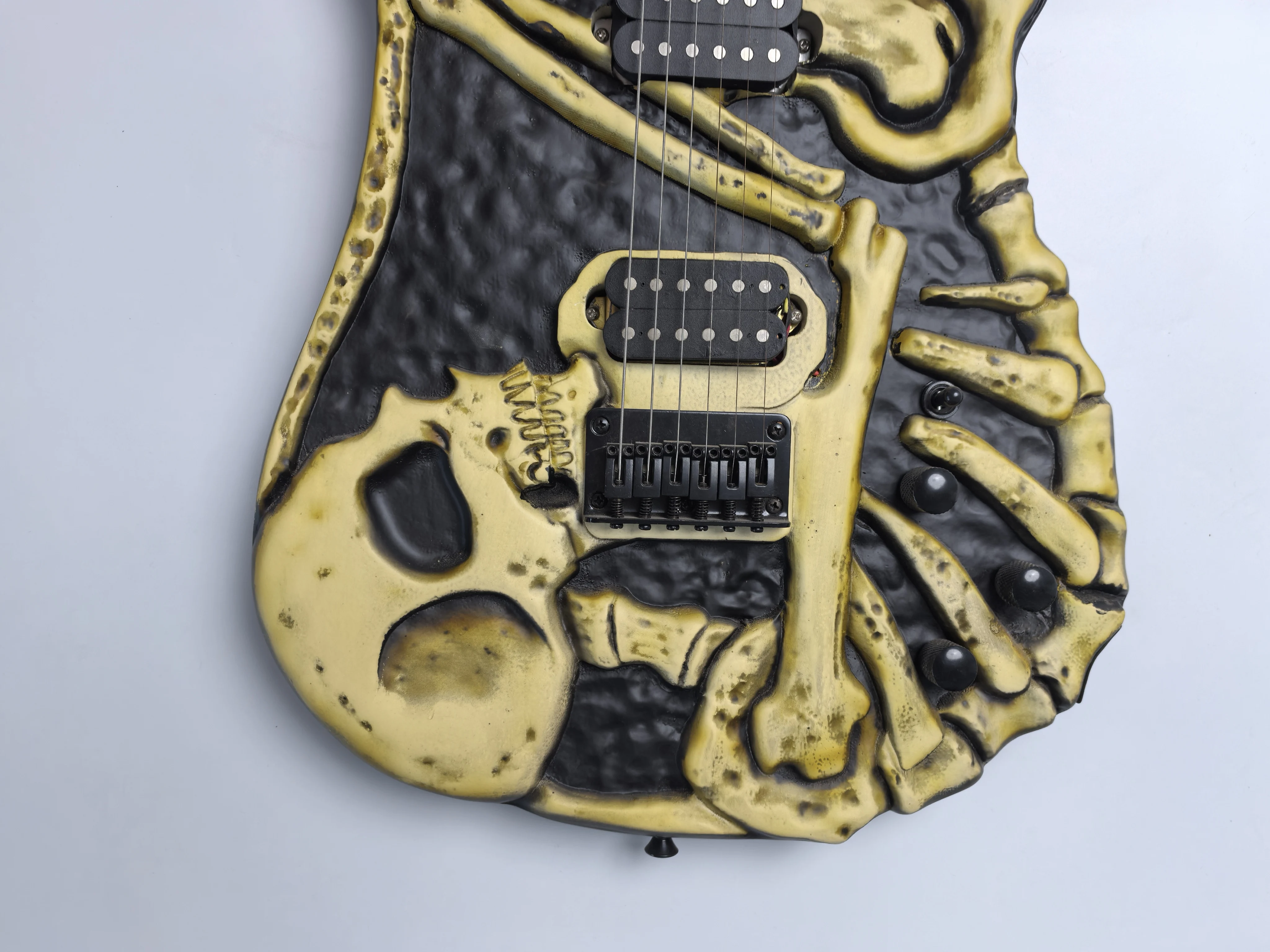 In stock, customizable, 6 strings, 22 frets, black and yellow color scheme, skull, Linden wood body, carved craftsmanship.