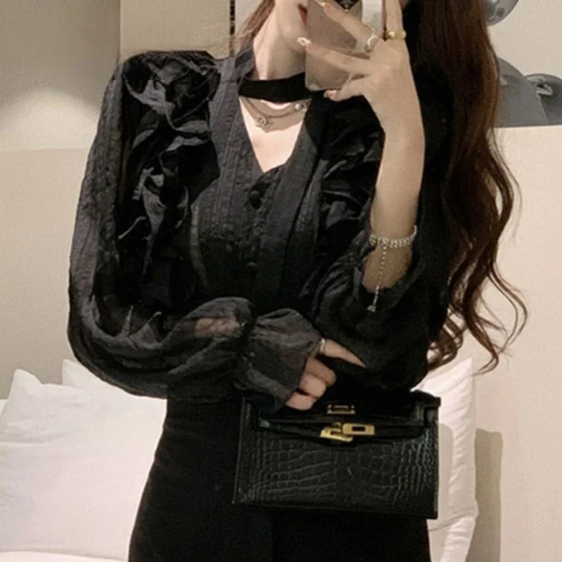 Camisa de diseño con cordones y volantes para mujer, blusa Sexy transparente elegante y elegante, Tops ajustados de manga larga con cuello de pico negro, moda coreana