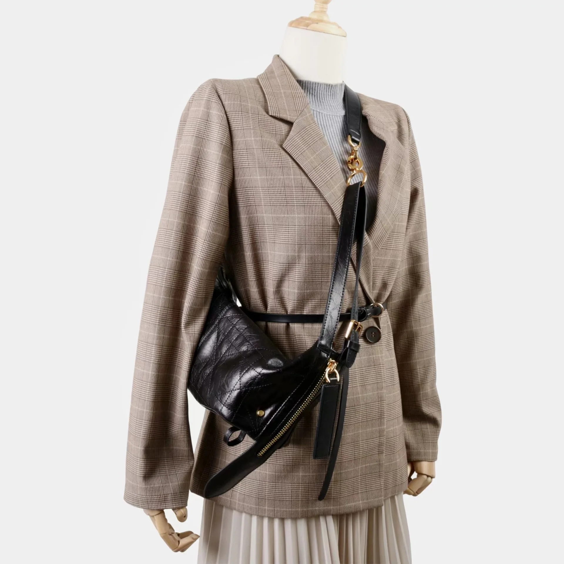 

2026 New First-layer Pleated Calfskin Oil Wax Lunch Box Bag Loose Lazy Versatile Commuter Casual Women's Bag