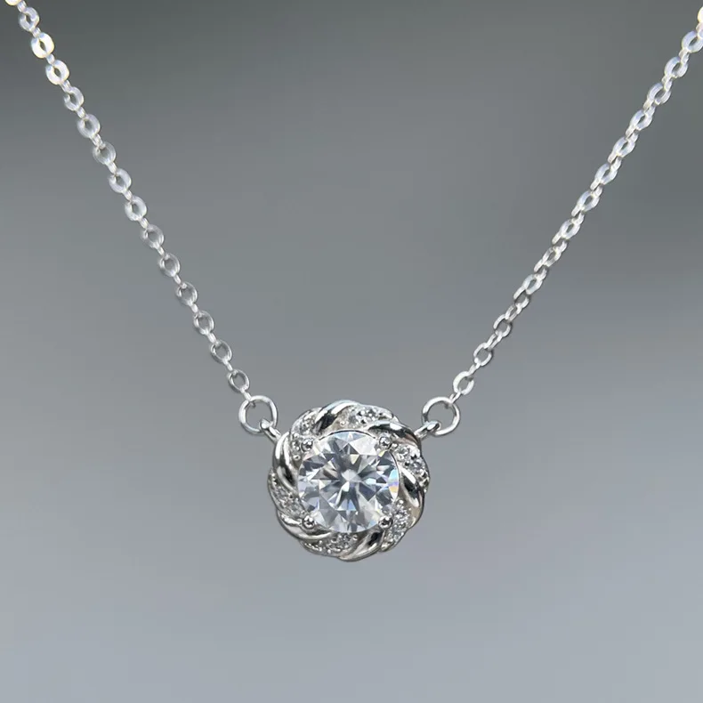 قلادة S925 مطلية بالروديوم 0.8 قيراط دائرية على شكل حرف D على شكل قلوب وسهام مويسانيتي للنساء - هدية أنيقة معتمدة من GRA.