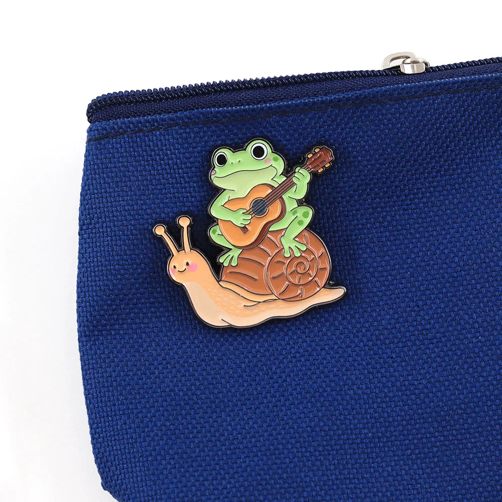 Cottagecore Frosch, der Gitarre auf einer Schnecke spielt, Emaille-Pin, Kawaii Tier-Brosche, Ästhetisches Musiker-Frosch-Abzeichen, Schmuckgeschenk, Naturliebe – Detail 6