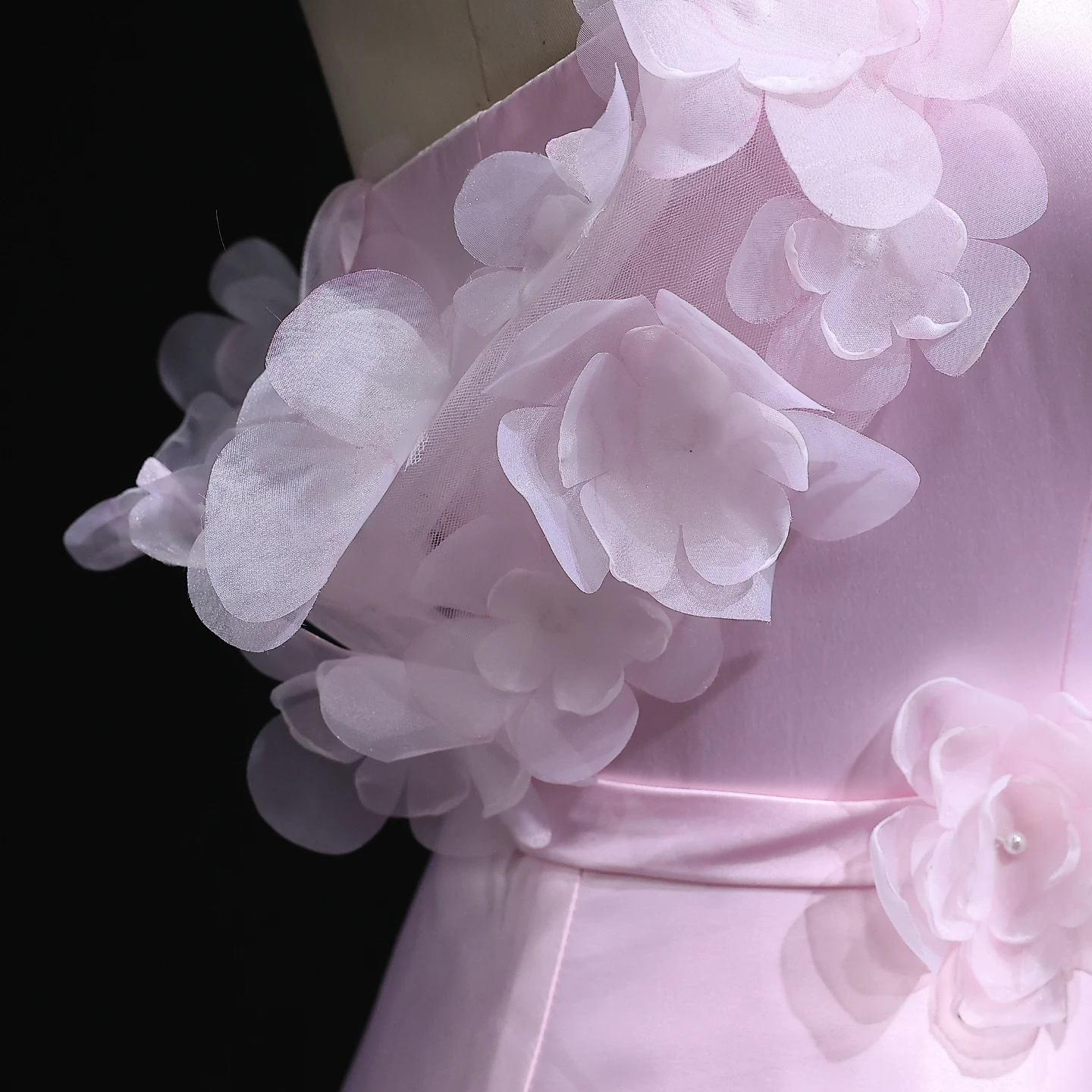 Sharon กล่าวว่าสีชมพู A-Line Tulle ปิดไหล่ชุดราตรี 3D ดอกไม้สําหรับผู้หญิงงานแต่งงานคําพรหมชุด SF228 ที่กําหนดเอง