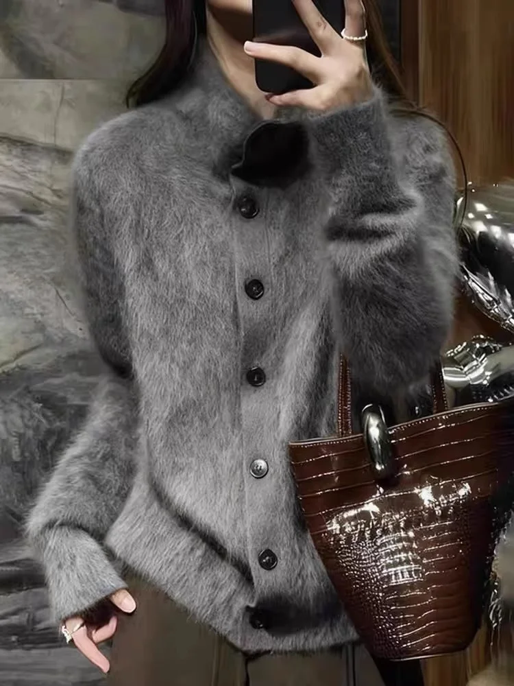 Dzianinowy kardigan damski, modny, jesienno-zimowy, długi, miękki, przytulny, idealny do dojazdów do pracy, o regularnym kroju, pojedynczy element.