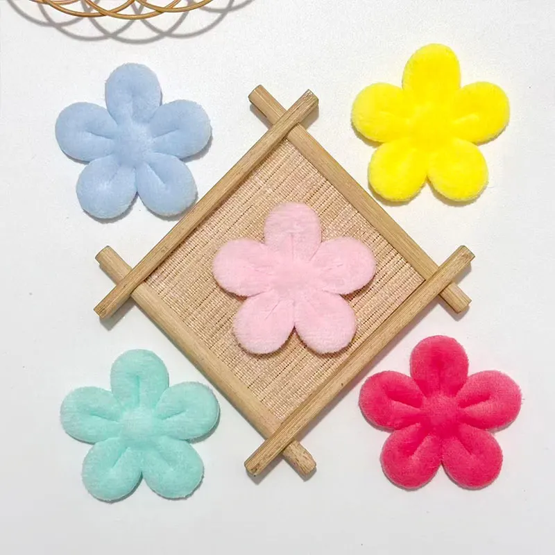 50 Stück 4,5 cm Plüsch-Applikationen mit fünf Blütenblättern, gepolstert, für DIY-Haarspangen, Kleidung, Schuhe, Mützen, Dekorationen, Patches für kreatives Basteln – Detail 3