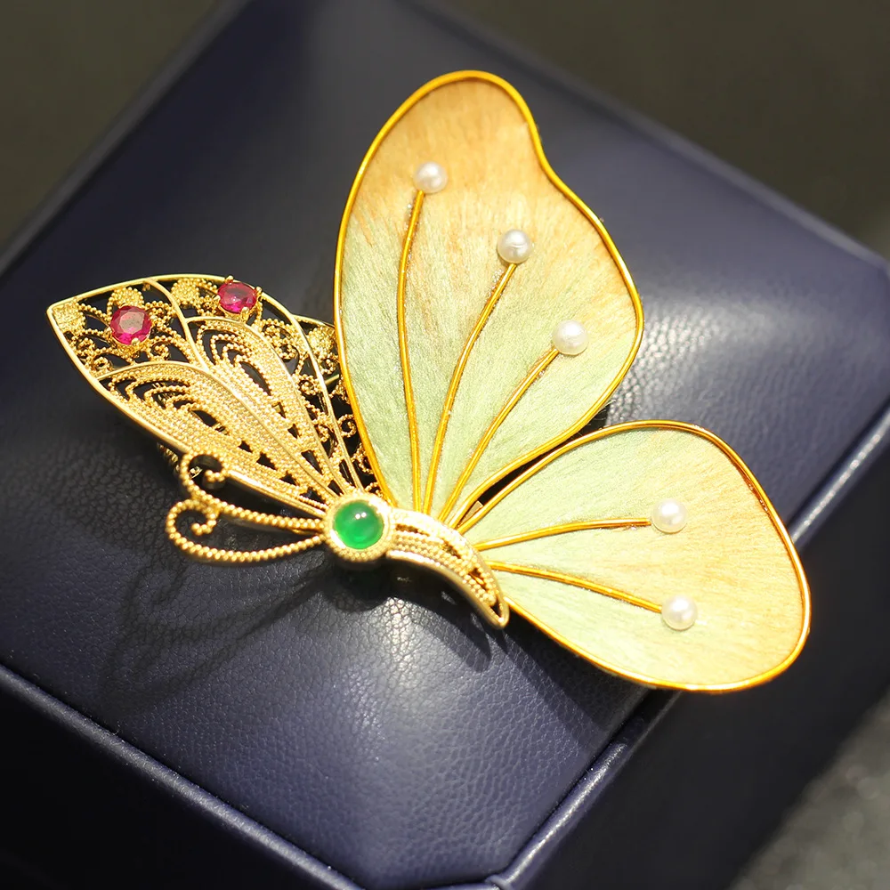 Broche de dos colores con silueta de mariposa estilo palaciego, flor de terciopelo, elegante accesorio de insecto, Pin hecho a mano, diseño de nicho, Brocha femenina