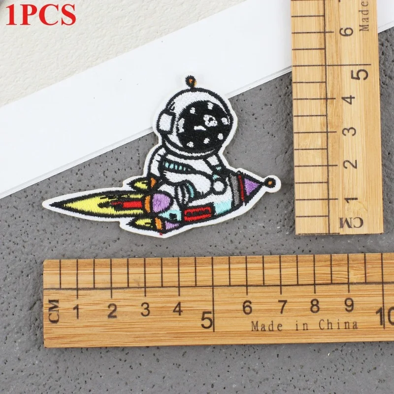 Autocollant en tissu brodé d'astronaute de dessin animé, vente en gros, Patch de fusée, étiquette de broderie d'ordinateur de vaisseau spatial