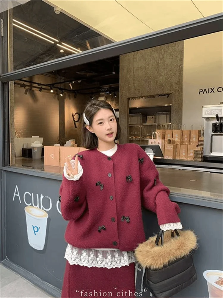 

Женский вязаный комплект для отдыха: свитер с узлом и юбка. Модная весенняя коллекция. Повседневная одежда.