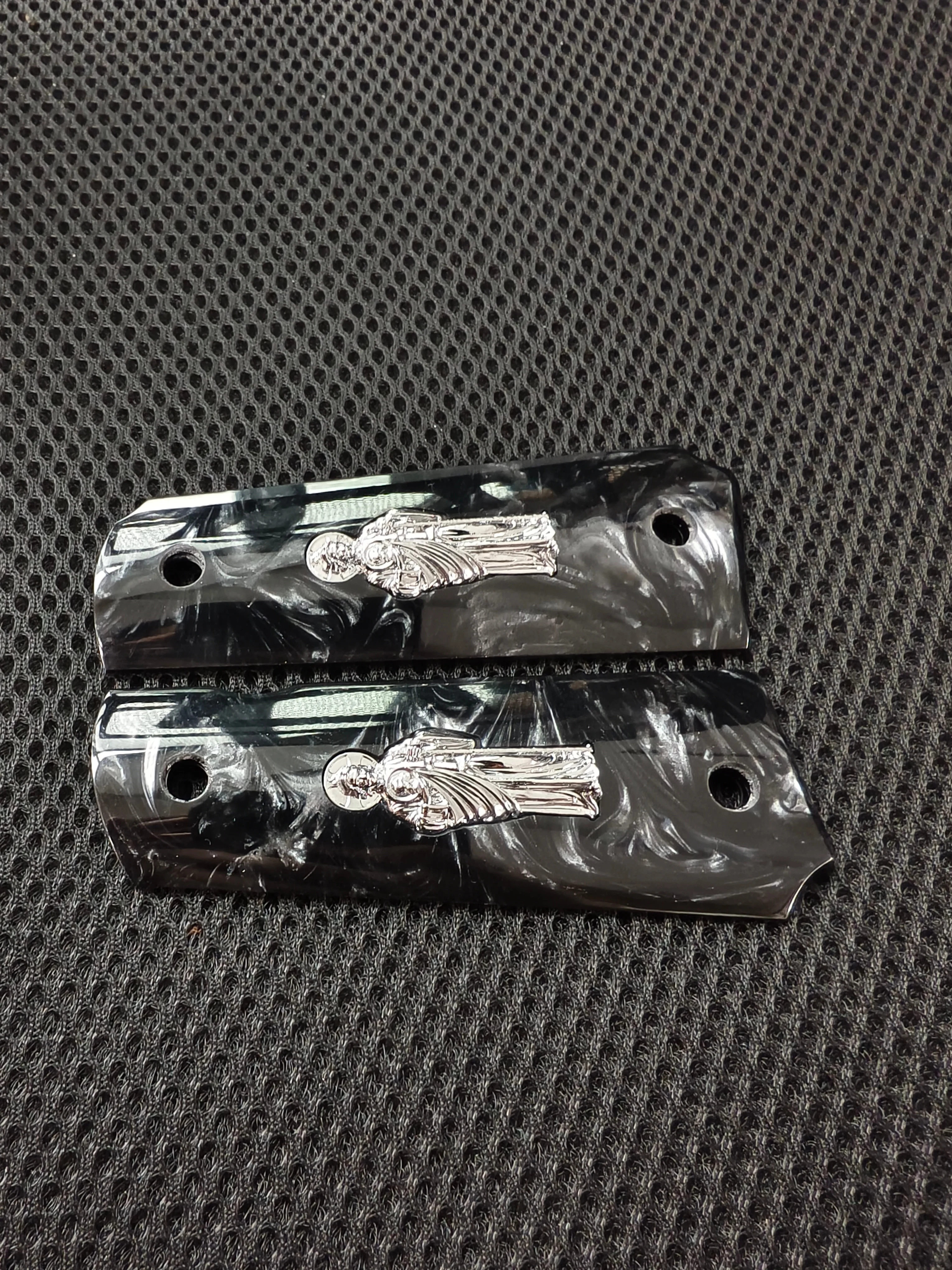 1911 Grips Full Size, Zwarte parelmoer met zilveren Saint Jude, Geschikt voor Colt, Kimber, Springfield, Remington, Rock Island, Government Commander