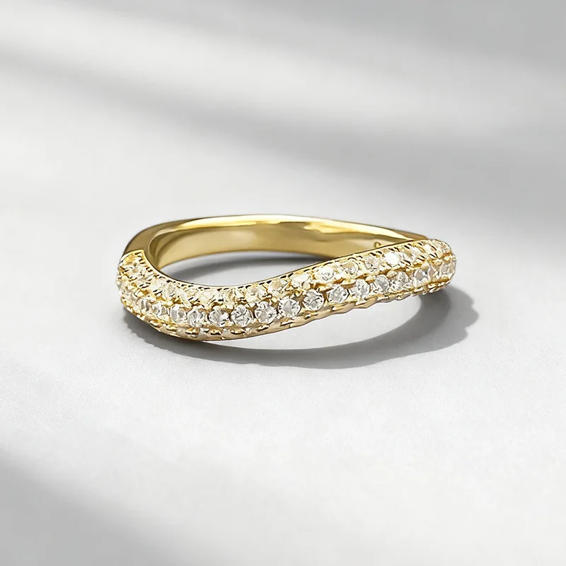 

S925 Silver Ring Inlaid with High-Carbon Stones and Half-Drilled Lines, Gold Plated, for Women - A Stylish and Light Luxury Jewe