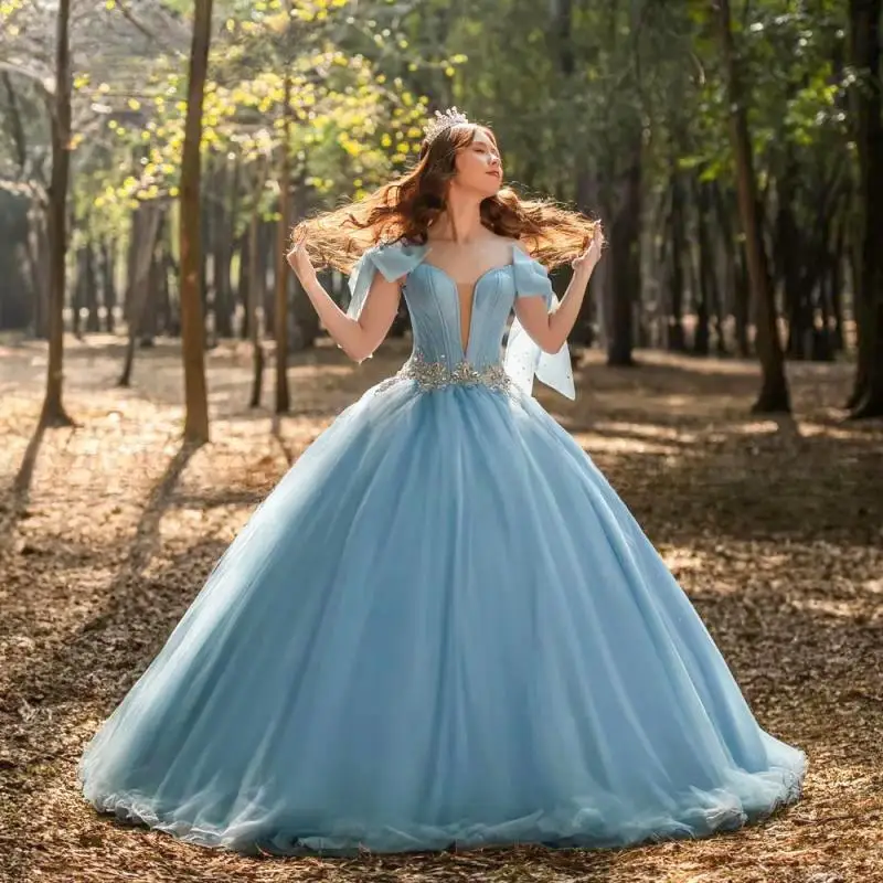 Neuankömmling Himmelblaue Quinceanera-Kleider 2025, luxuriöse Schleife, Schulter, Vestidos De 15 Años, Quinceañeras Ballkleid, süßes 16-Kleid, Gala