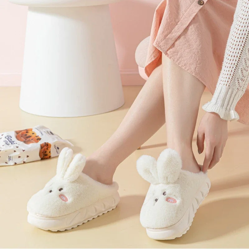 Pantoufles d'animaux en peluche mignons pour femmes, jolies diapositives de lapin lapin, pantoufles à plateforme d'intérieur pour chambre à coucher, chaussures à semelle souple en fourrure moelleuse, 2022