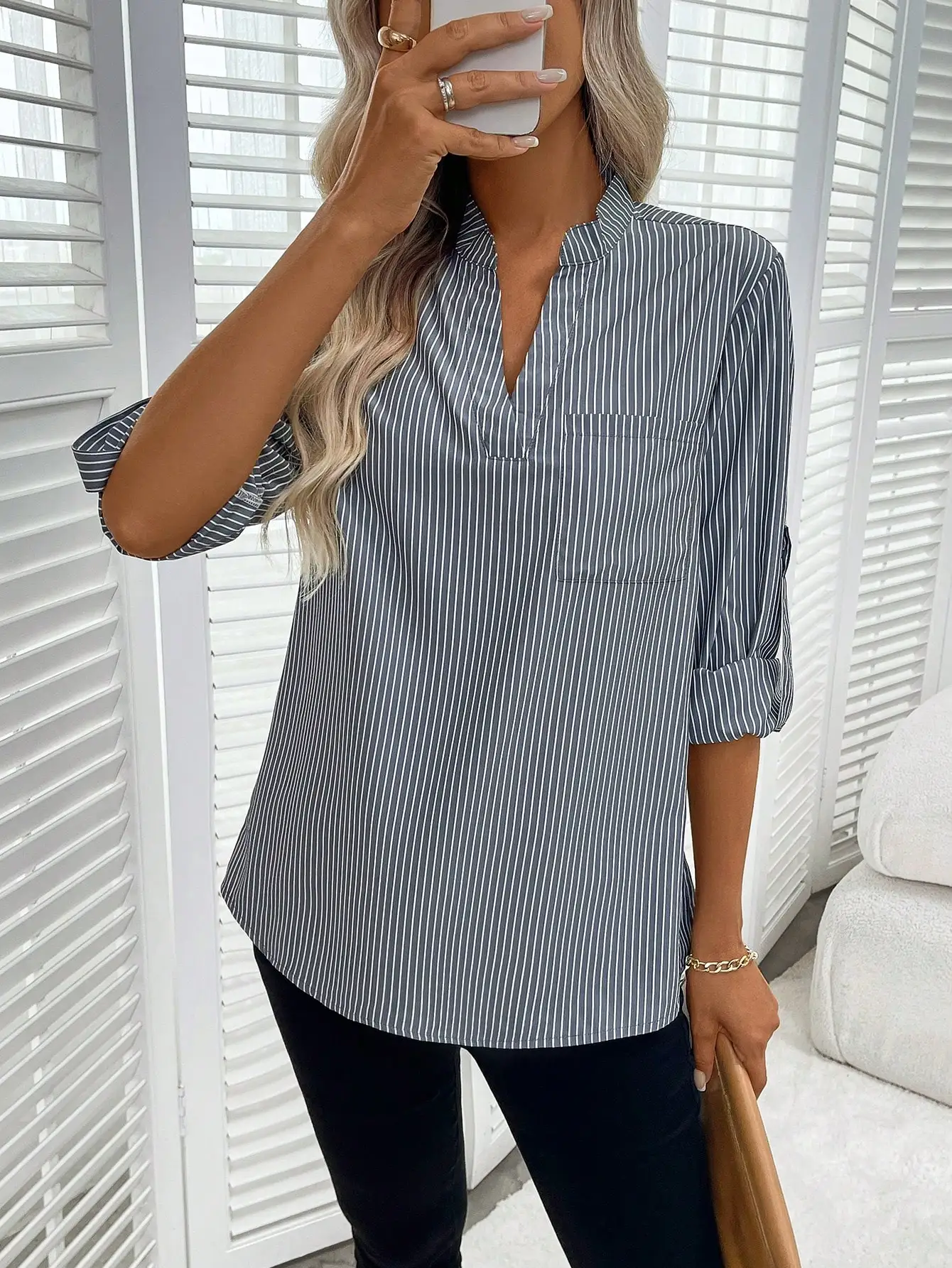 

Женская повседневная рубашка с V-образным вырезом, полосатым принтом, вырезанным воротником и подвернутыми рукавами.