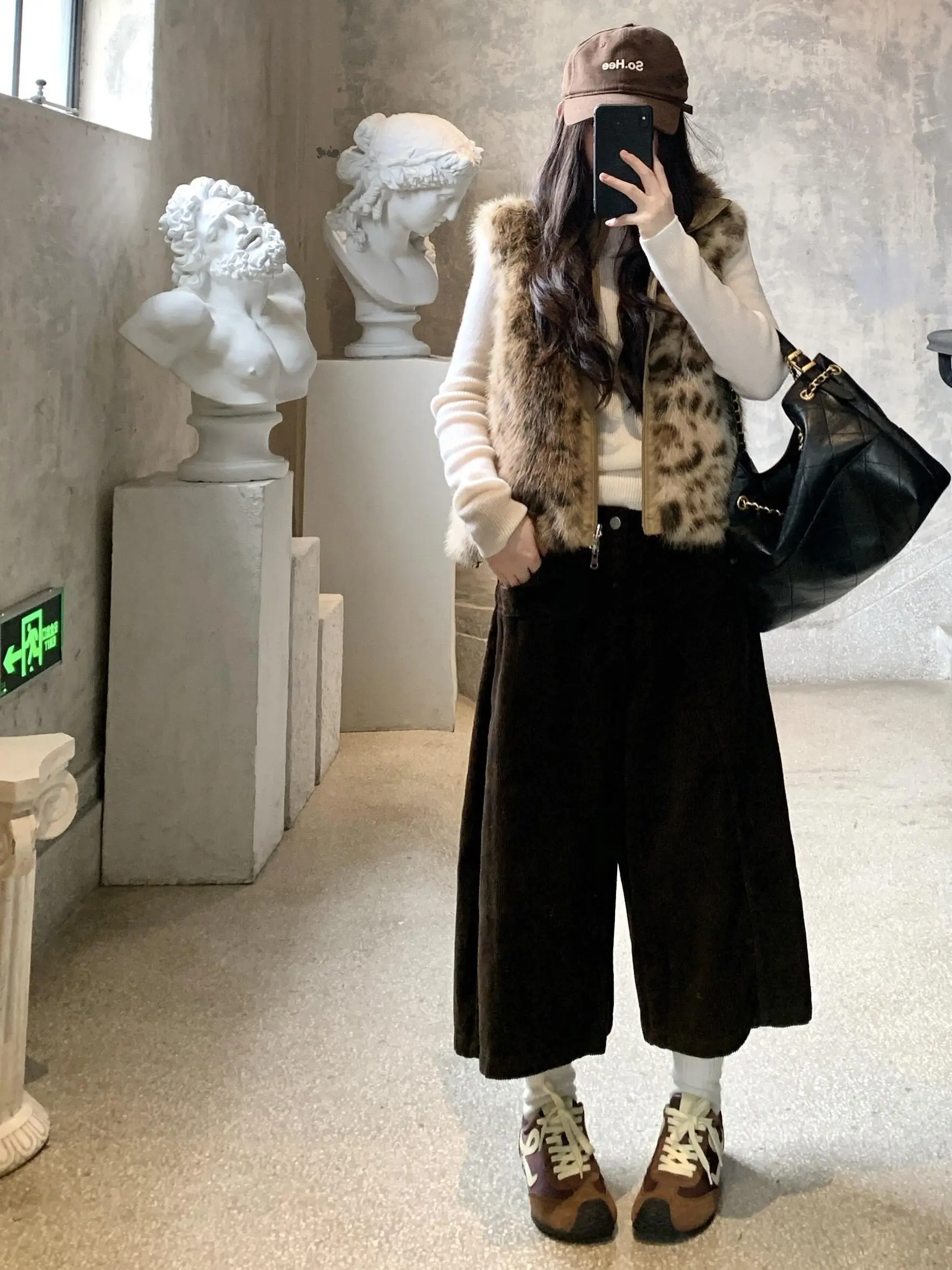 سترة نسائية بطبعة الفهد على الوجهين لخريف وشتاء 2025 ملابس خارجية جديدة صديقة للبيئة من الفرو والجلد