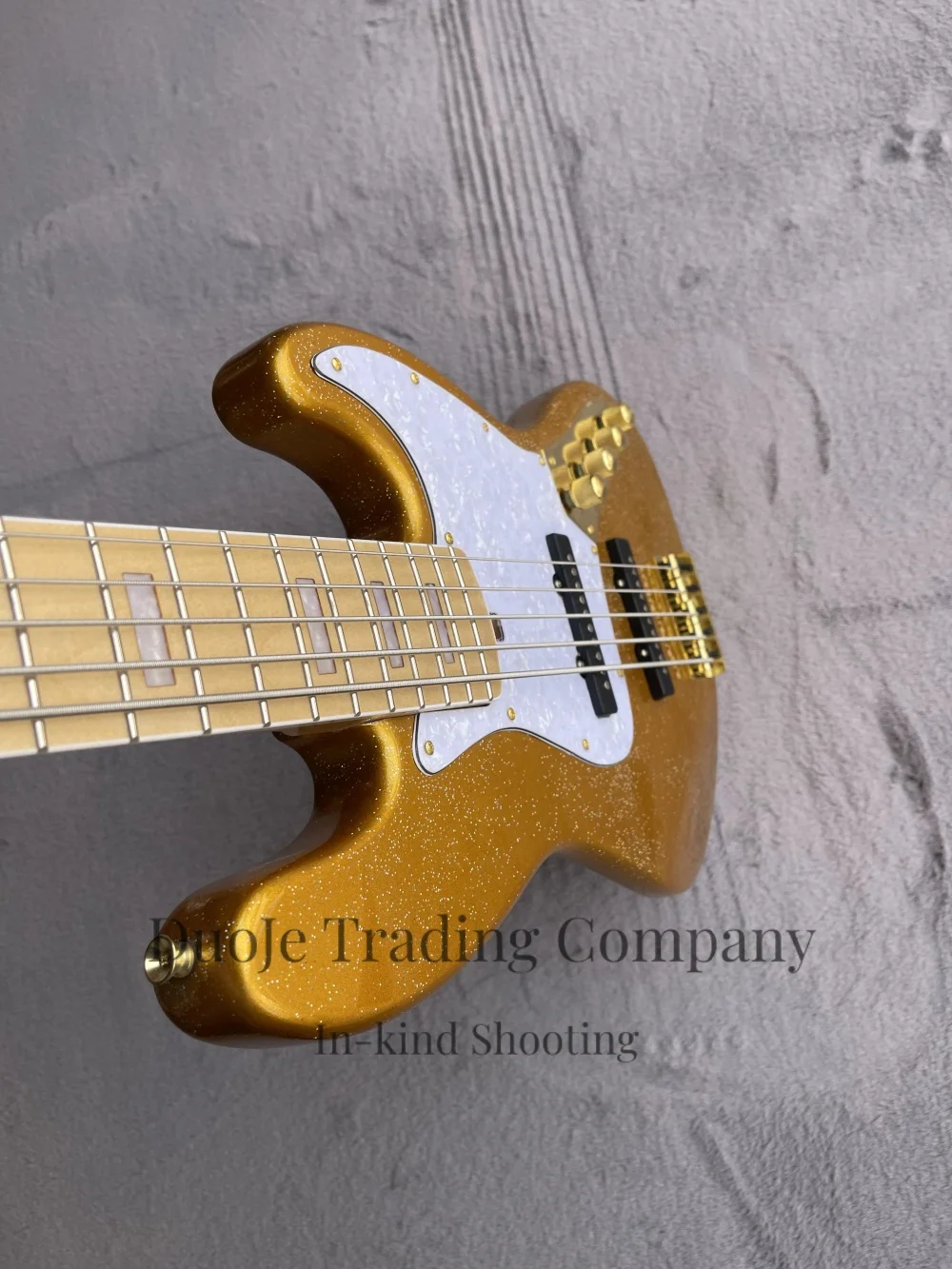

4 string gold glitter bass, fixed bridge, solid wood body, maple neck, white pearl pickup plate, tailpiece adjustment,