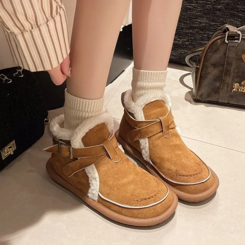 أحذية نسائية شتوية مسطحة بمقدمة مستديرة أحذية نسائية عصرية مبطنة بالصوف جودة عالية 2025 جديدة في أحذية الثلوج الأنيقة والأنيقة للنساء